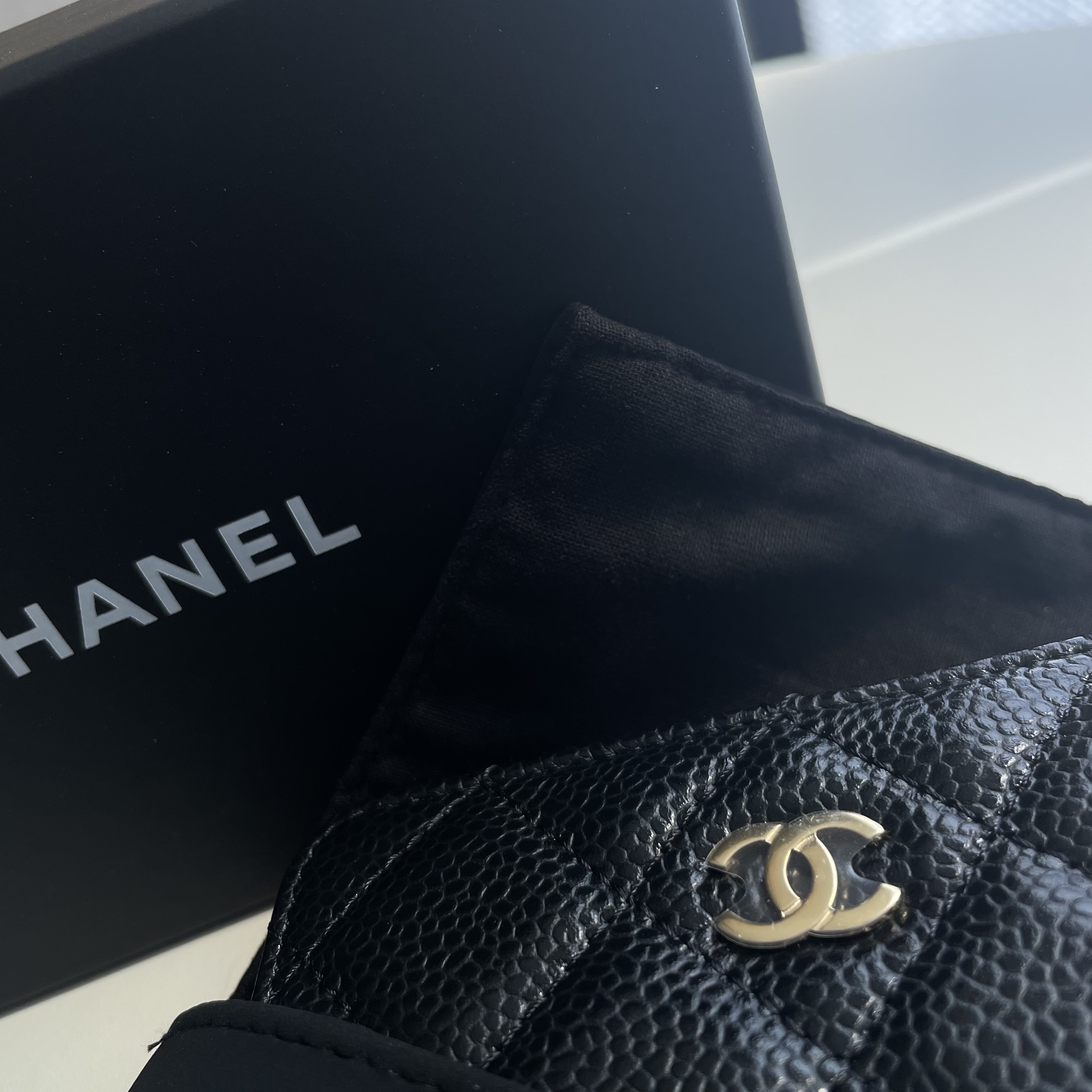 Chanel Classic Zipped Coin Purse Grained Calfskin & Gold Black 착용 스타일