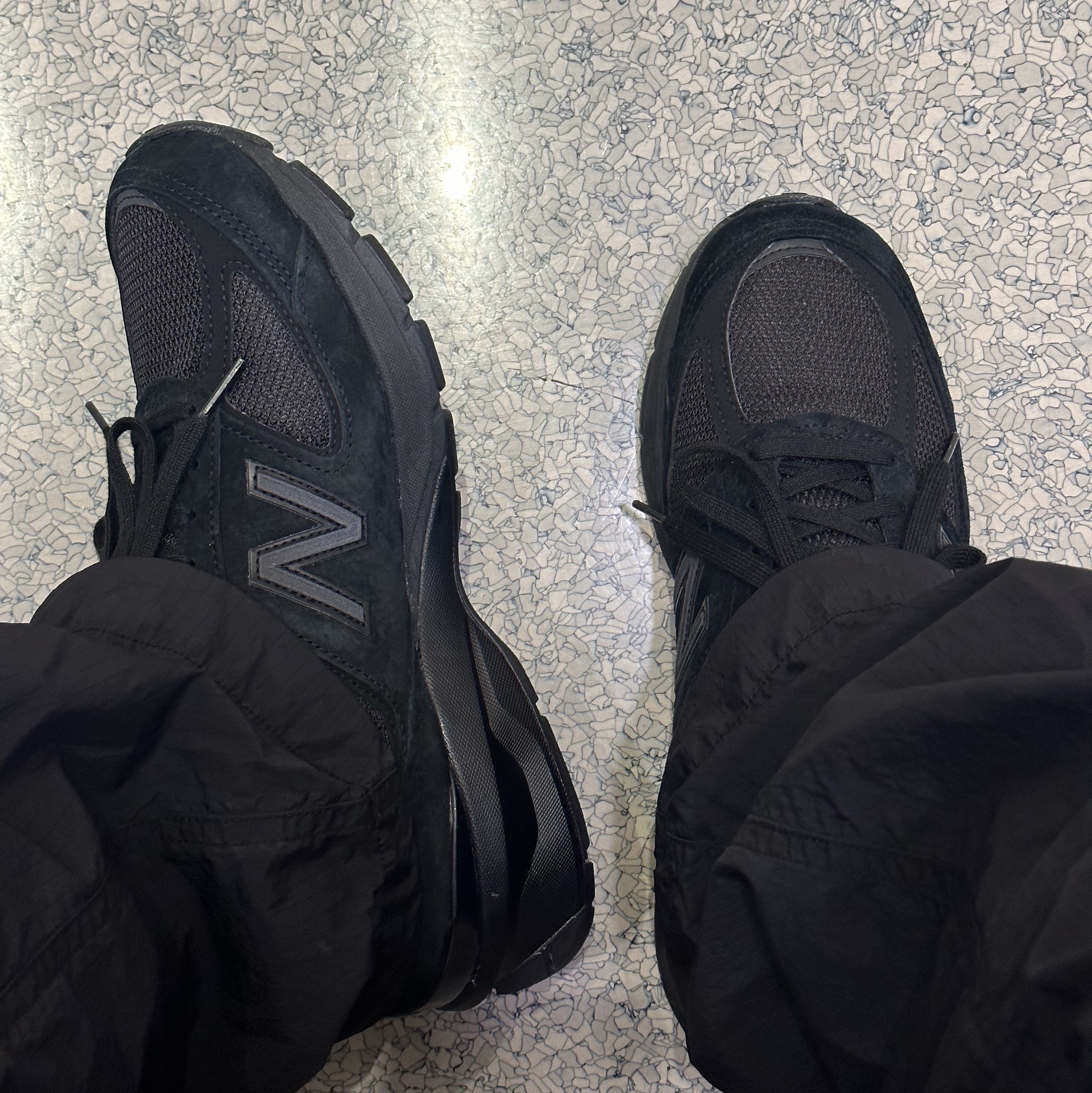 New Balance 990v5 Made in USA Triple Black - D Standard 착용 스타일 - 2