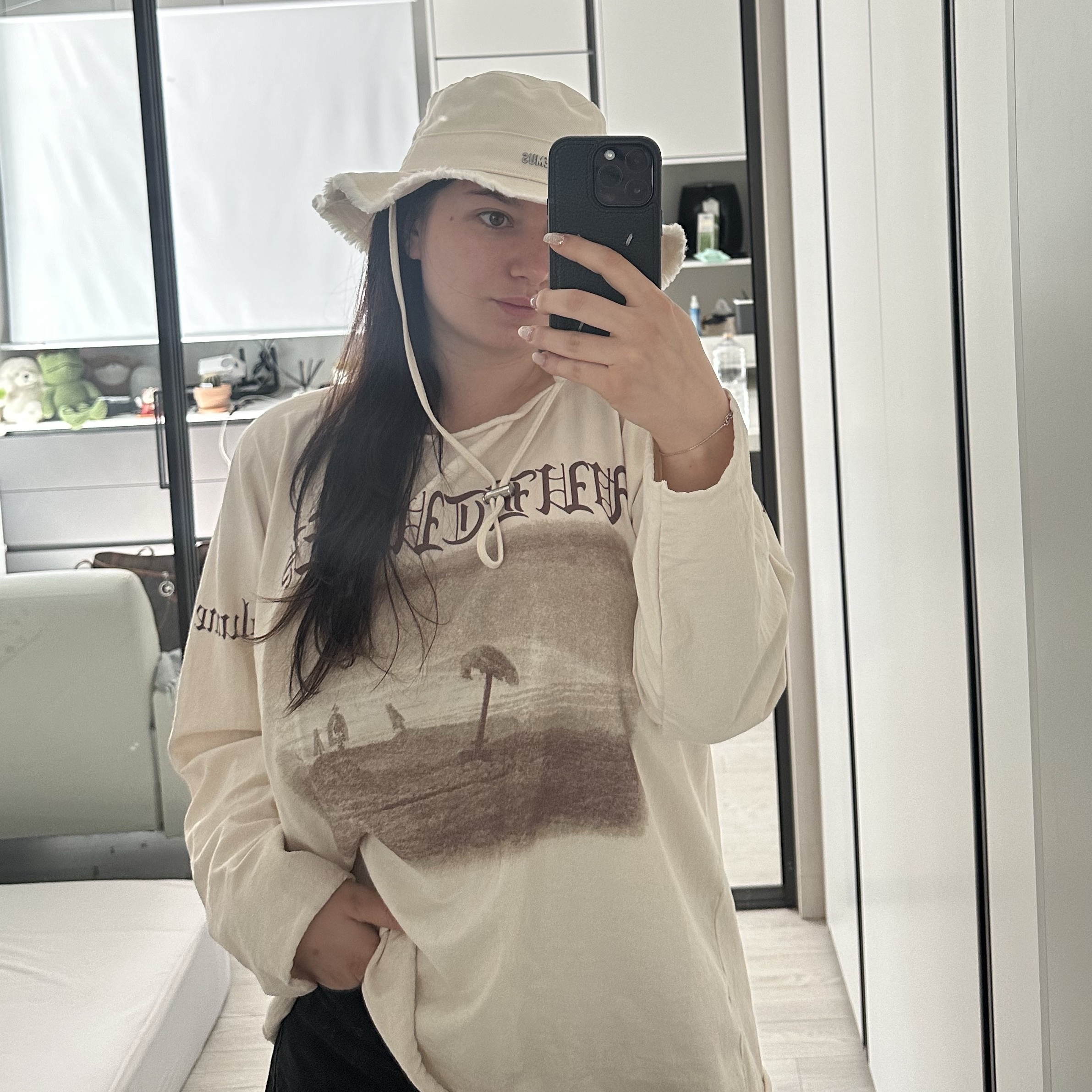 Yeezy Vultures Long T-Shirt White, Jacquemus Le Bob Artichaut Bucket Hat Off White 착용 스타일