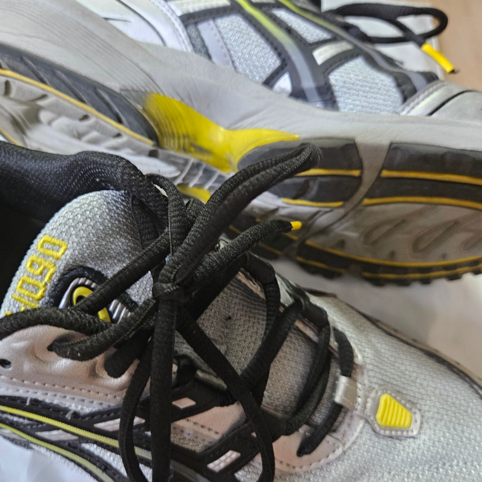 Asics Gel-1090 Mid Grey Black 착용 스타일