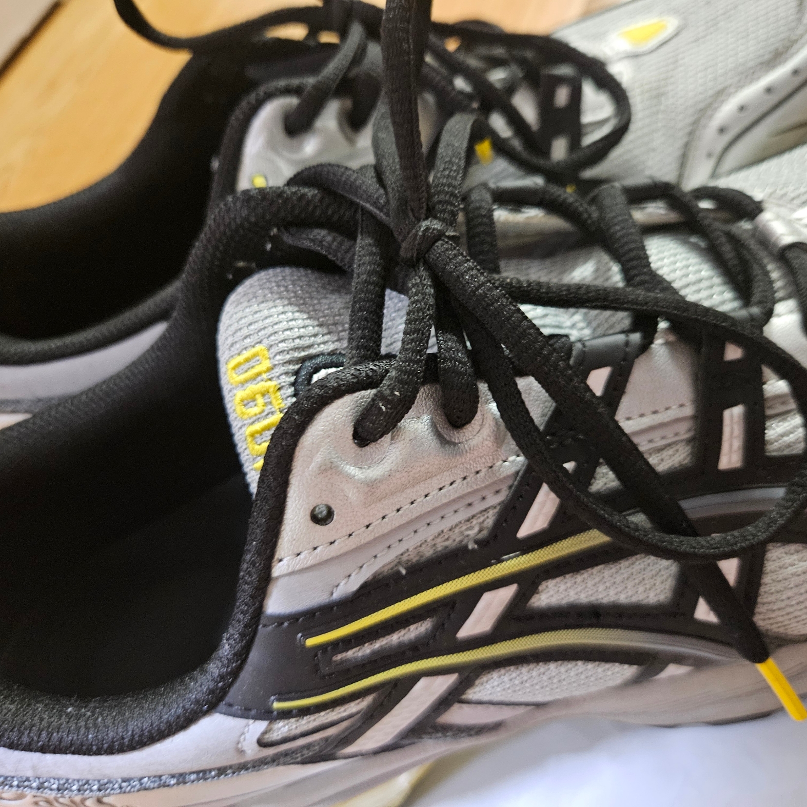 Asics Gel-1090 Mid Grey Black 착용 스타일