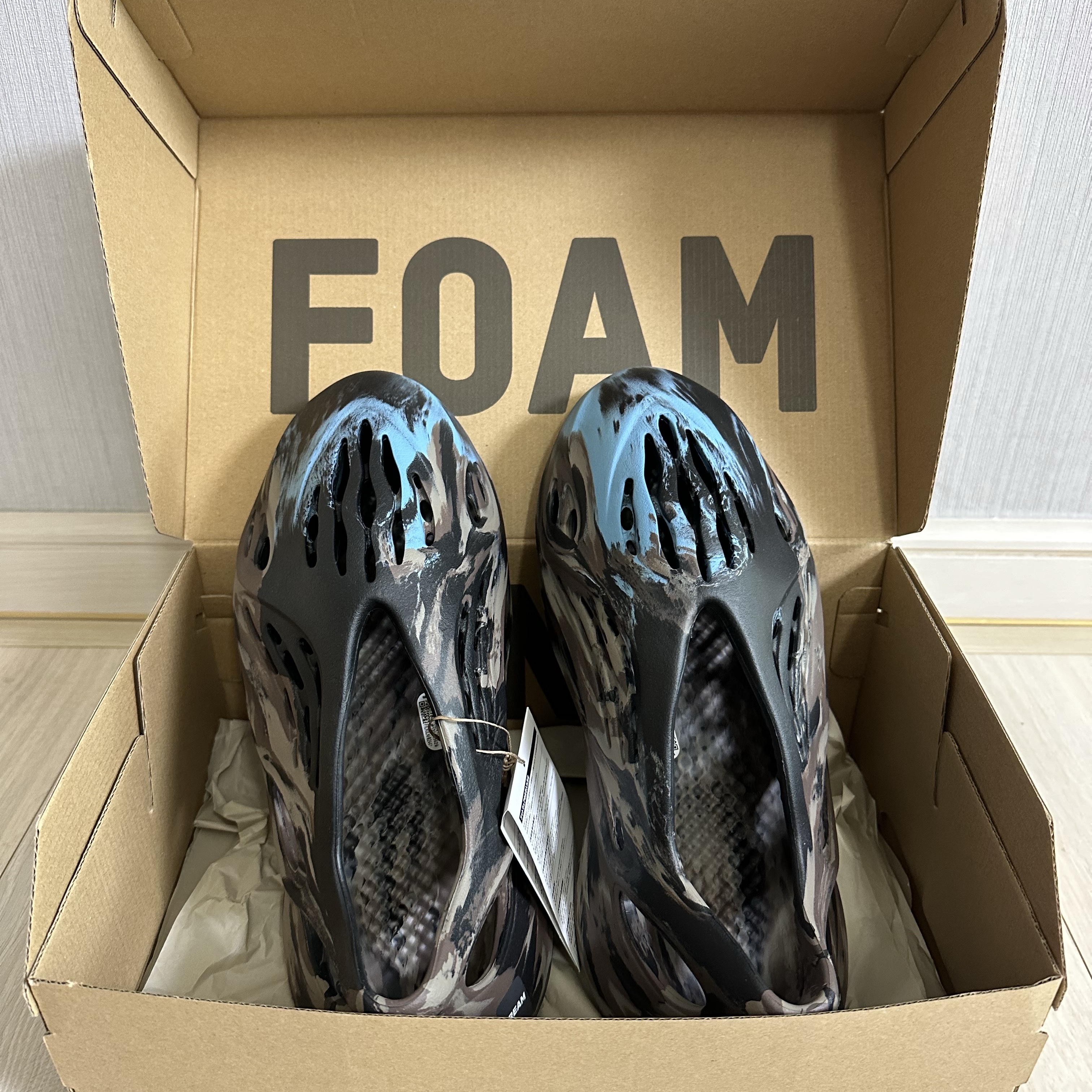 Adidas Yeezy Foam RNNR MX Cinder 착용 스타일