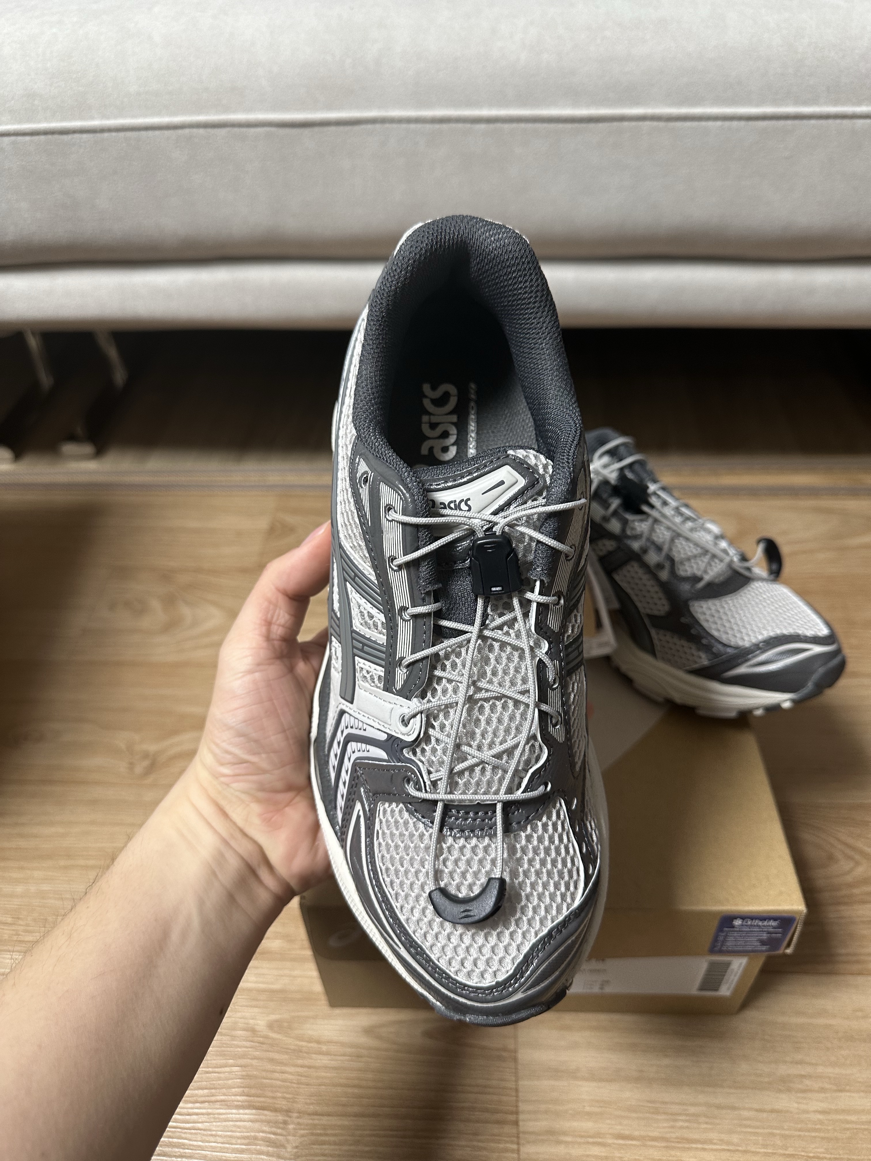 Asics Unlimited Gel-Kayano 14 Oyster Grey Clay Grey 착용 스타일 - 2