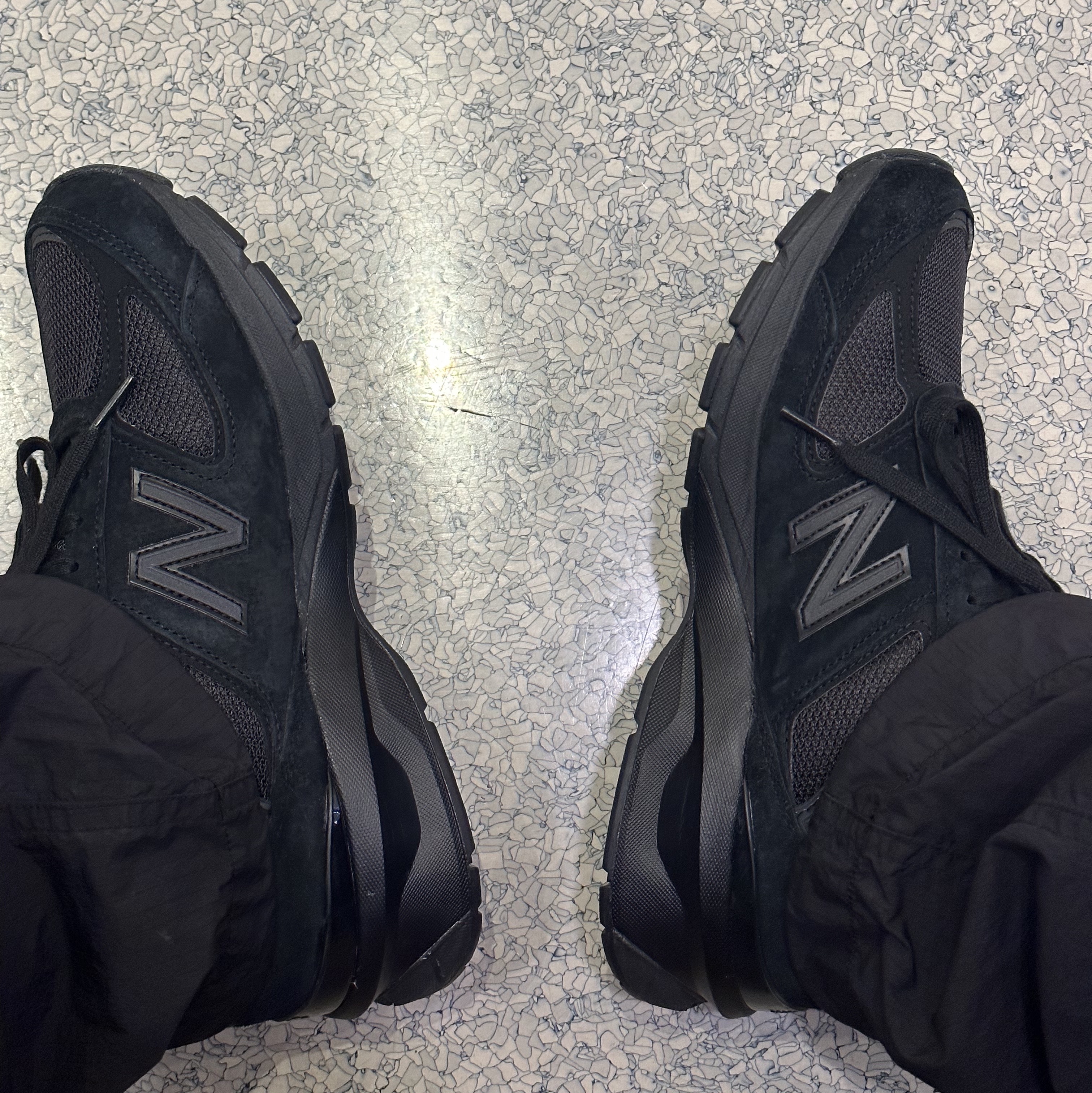 New Balance 990v5 Made in USA Triple Black - D Standard 착용 스타일 - 3