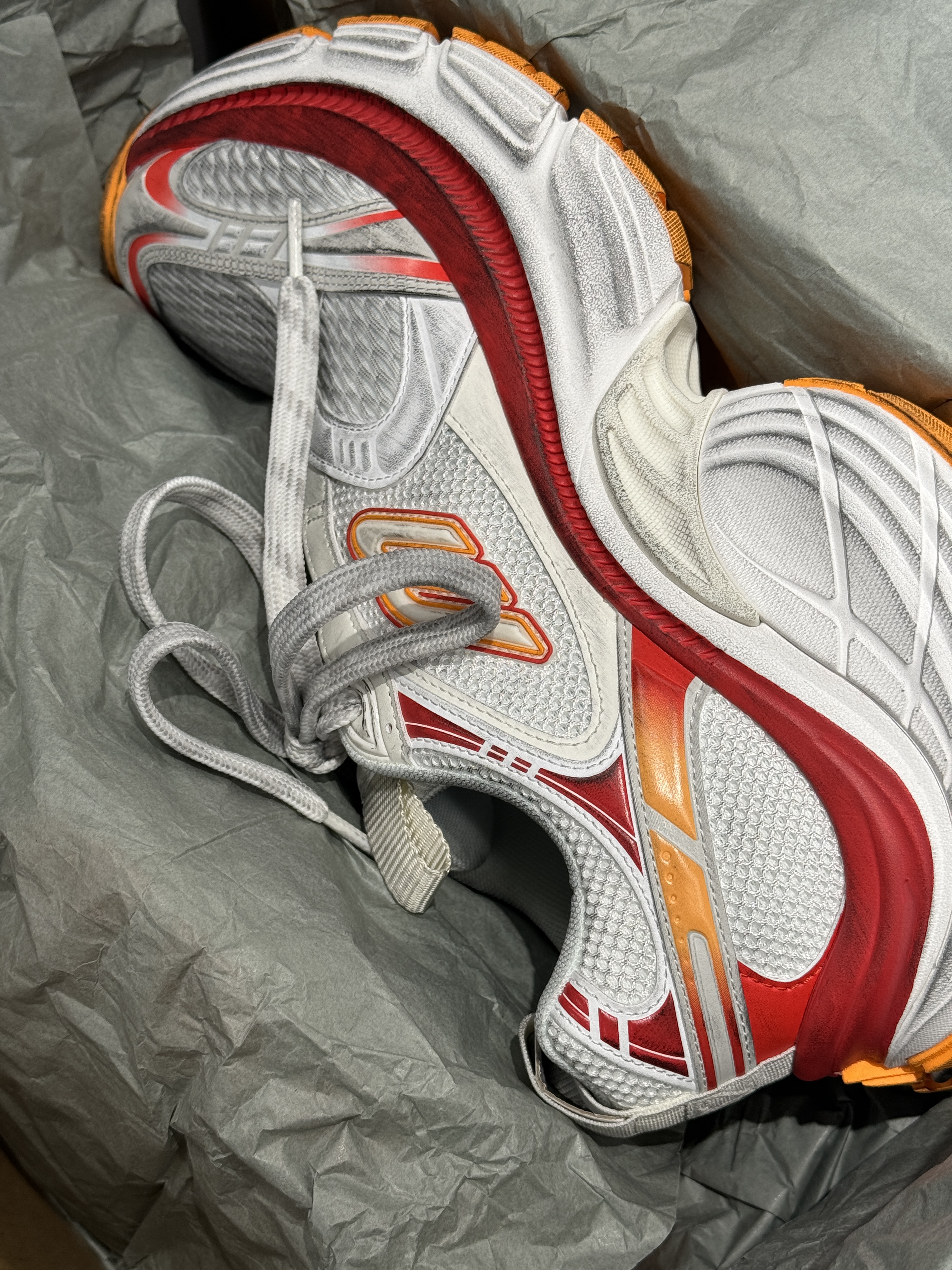 Balenciaga 10XL Sneakers White Grey Silver Black, (W) Balenciaga 10XL Sneakers White Red Orange 착용 스타일 - 2