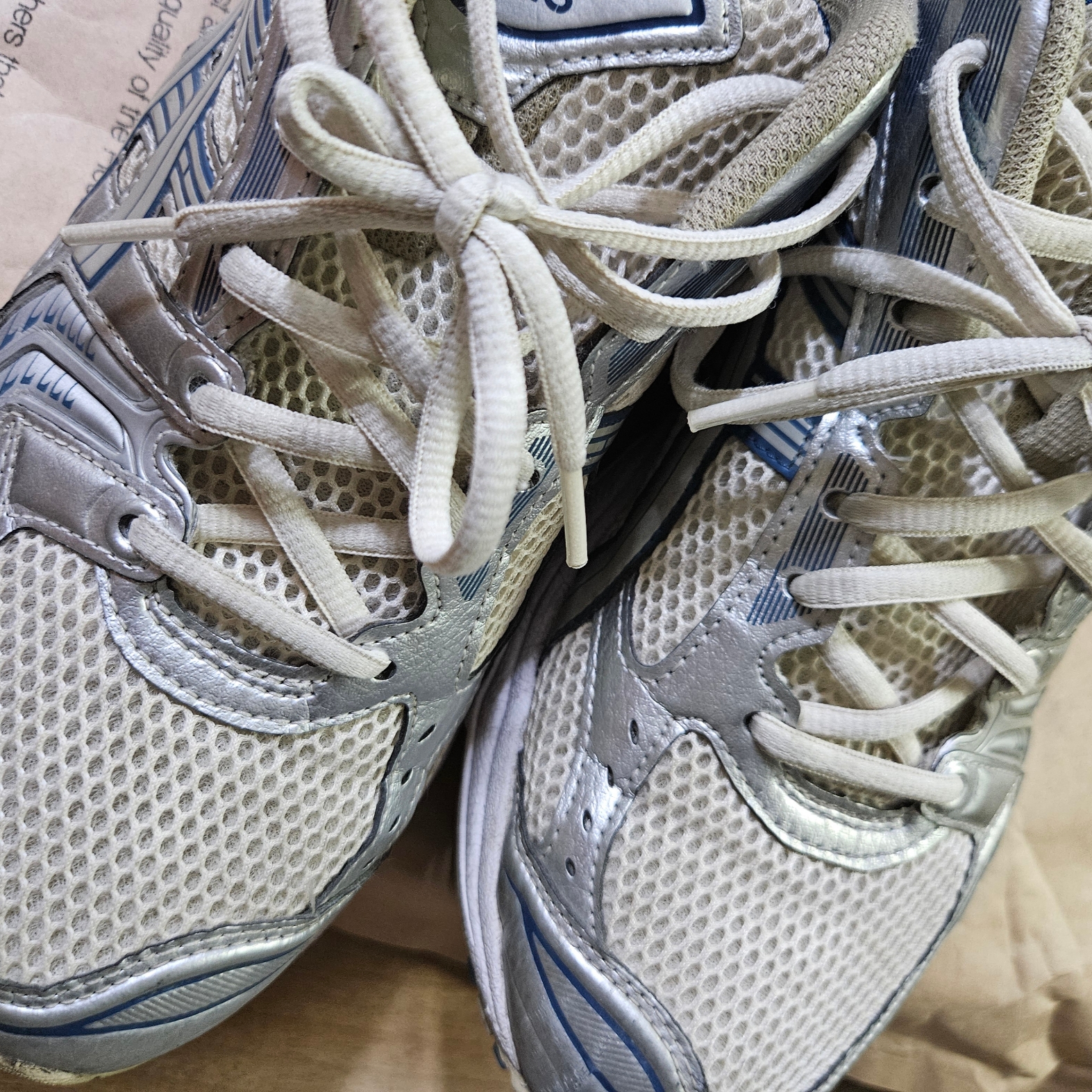 Asics Gel-Kayano 14 Cream Pure Silver 착용 스타일