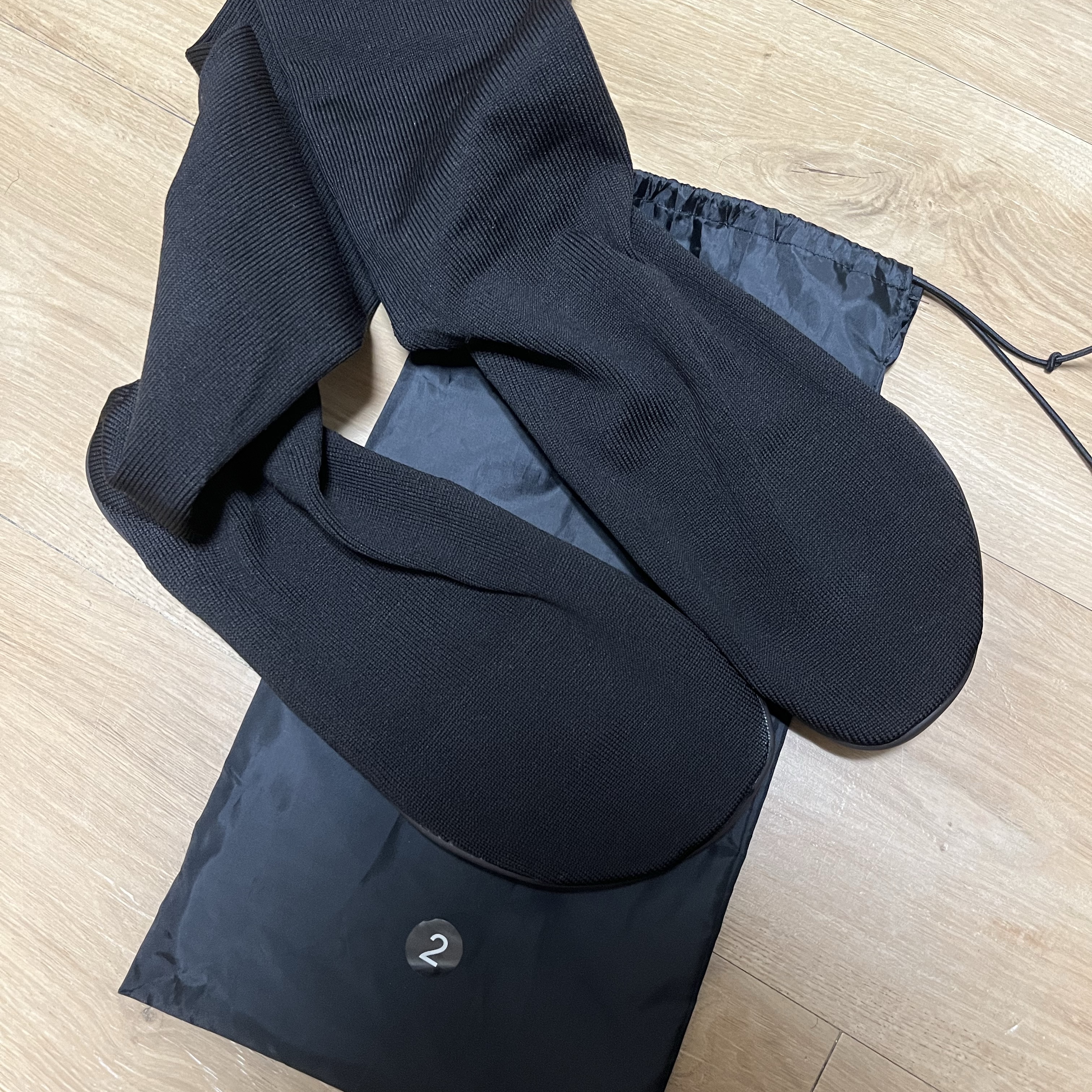 Yeezy YZY Pods Black 착용 스타일 - 2