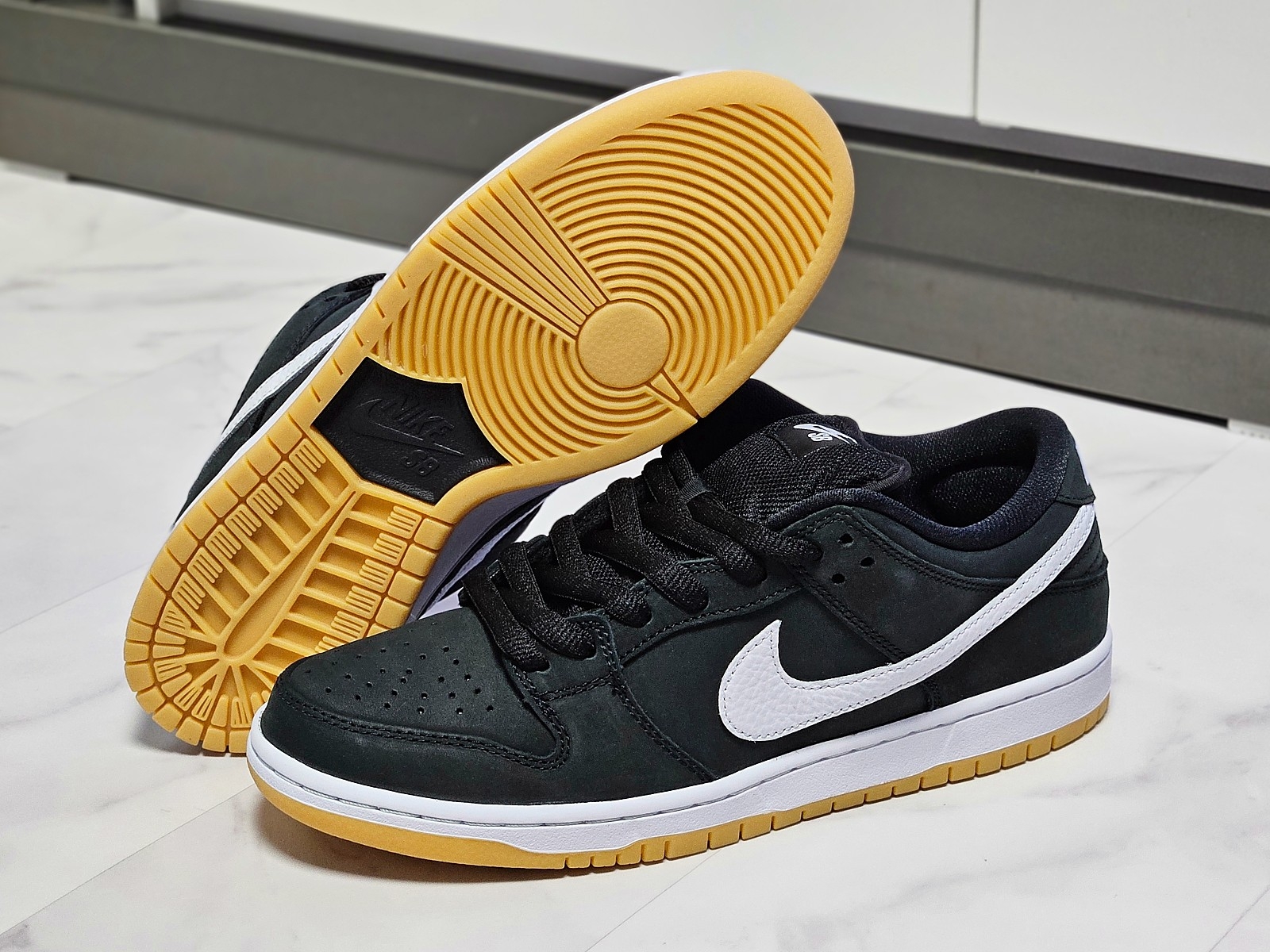 Nike SB Dunk Low Pro Black White 착용 스타일 - 5