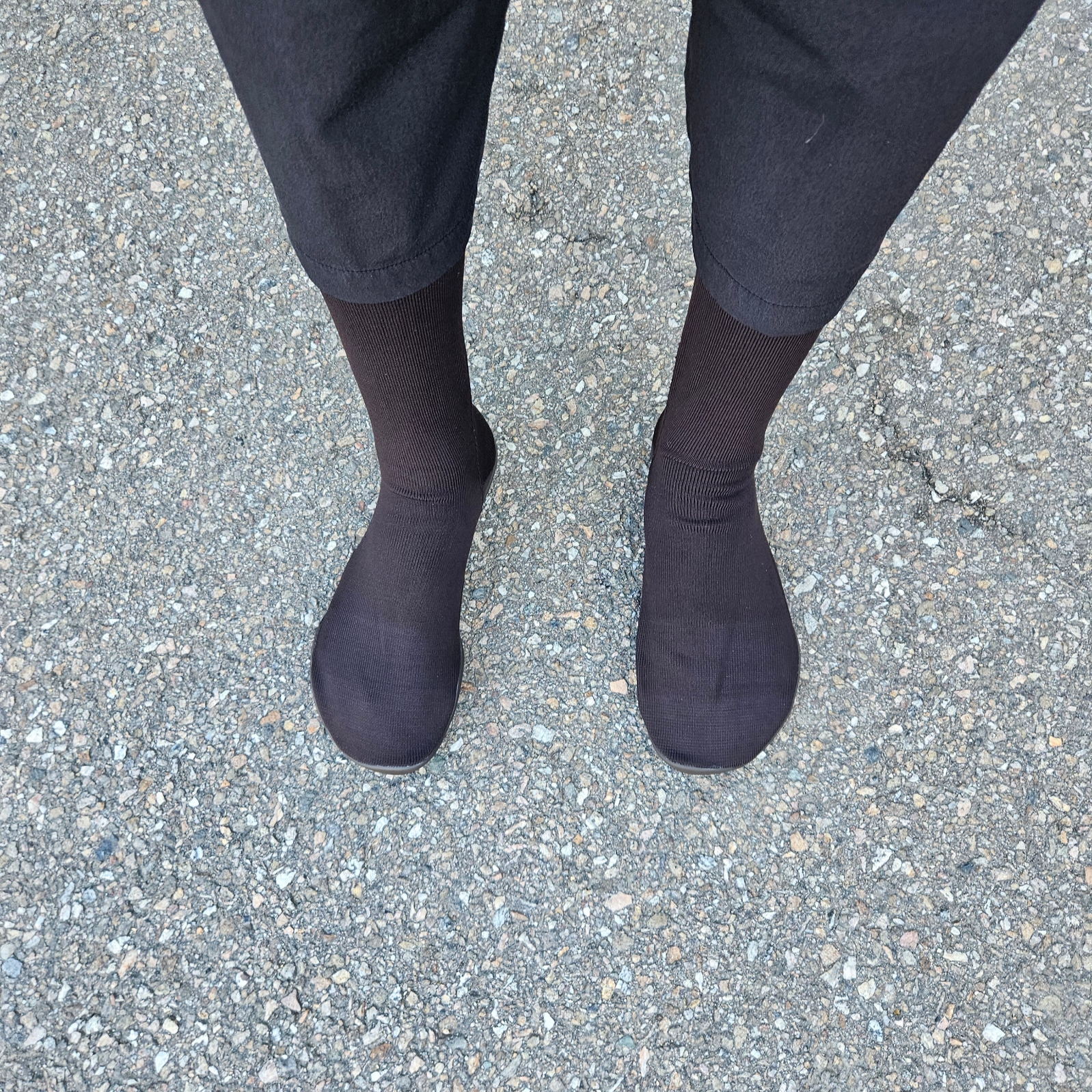 Yeezy YZY Pods Black 착용 스타일 - 1
