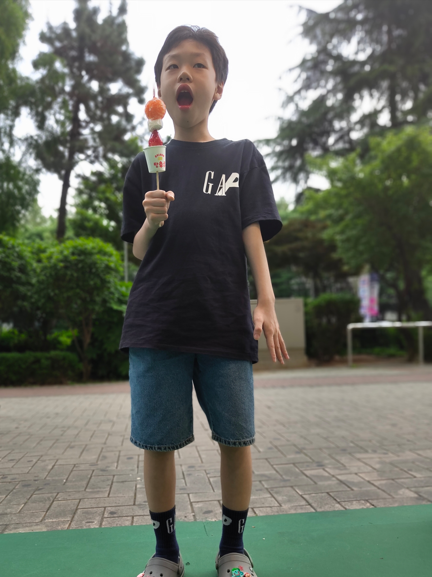 (Kids) Palace x Gap T-Shirt Black - 24SS, (Kids) Palace x Gap Socks Navy - 24SS 착용 스타일