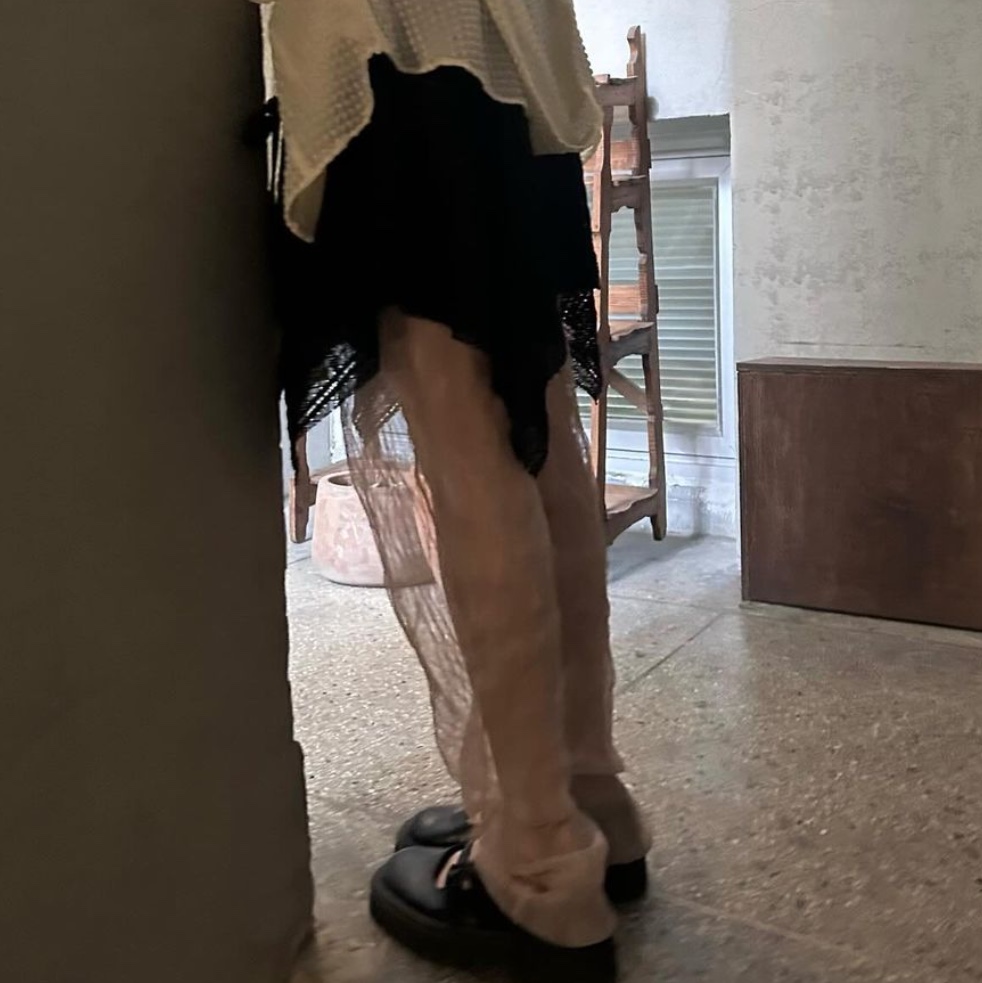 Gyeong Tulle Slim Pants Beige, Gyeong Tulle Slim Pants Black 착용 스타일
