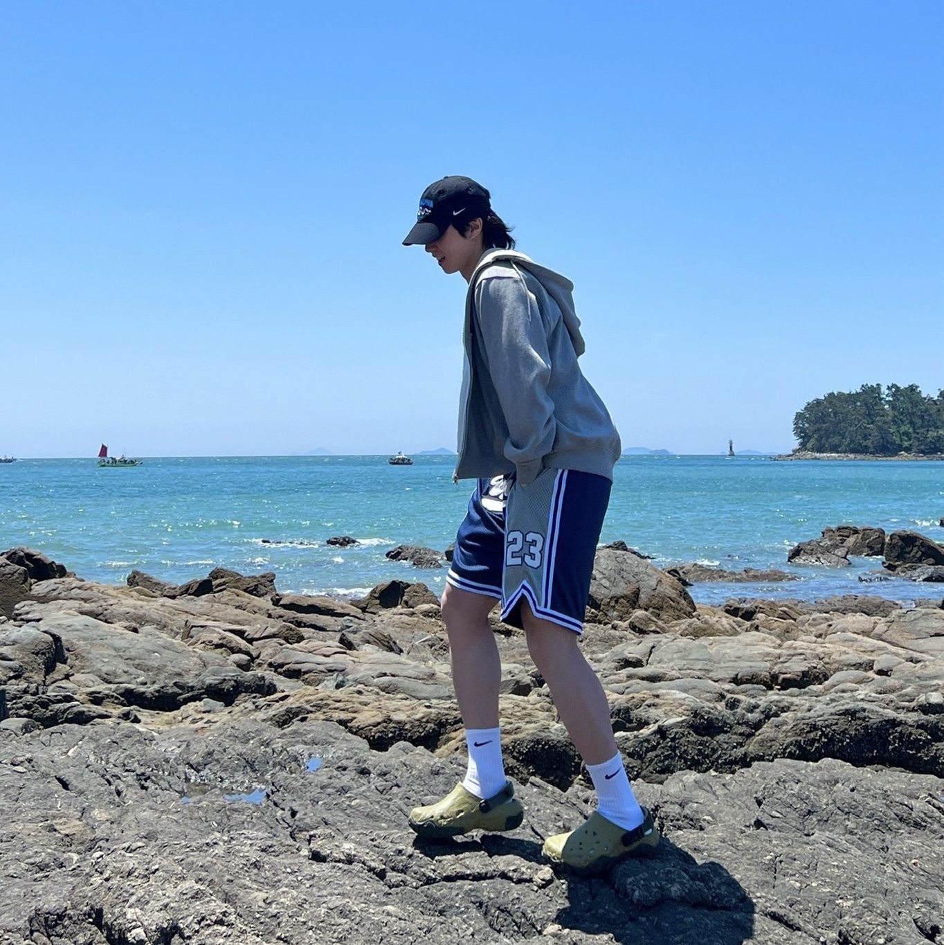 Crocs x Roa Hiking Atlas Clog Aloe Multi 착용 스타일