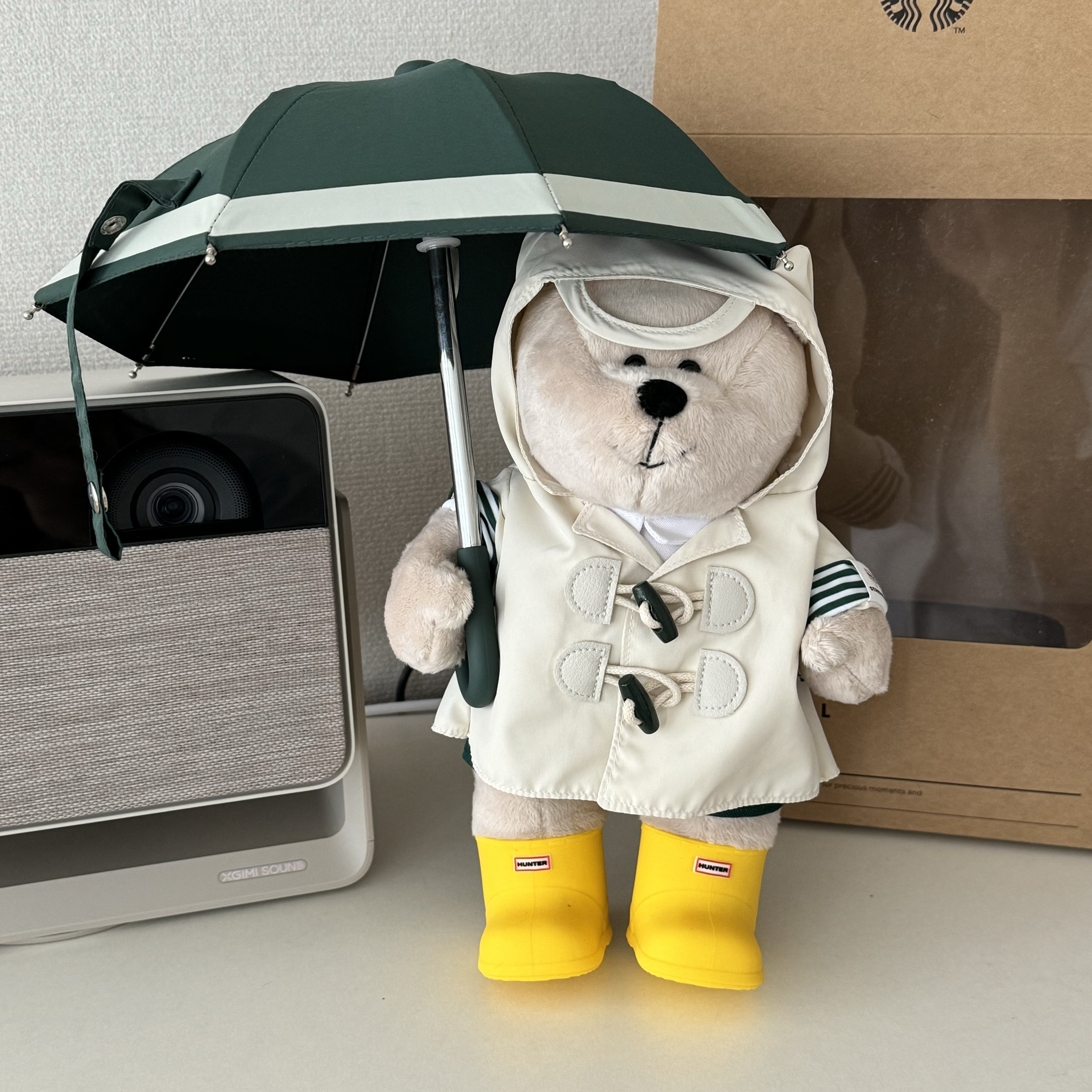 Starbucks x Hunter Rainy Bearista Doll Cream 착용 스타일 - 1
