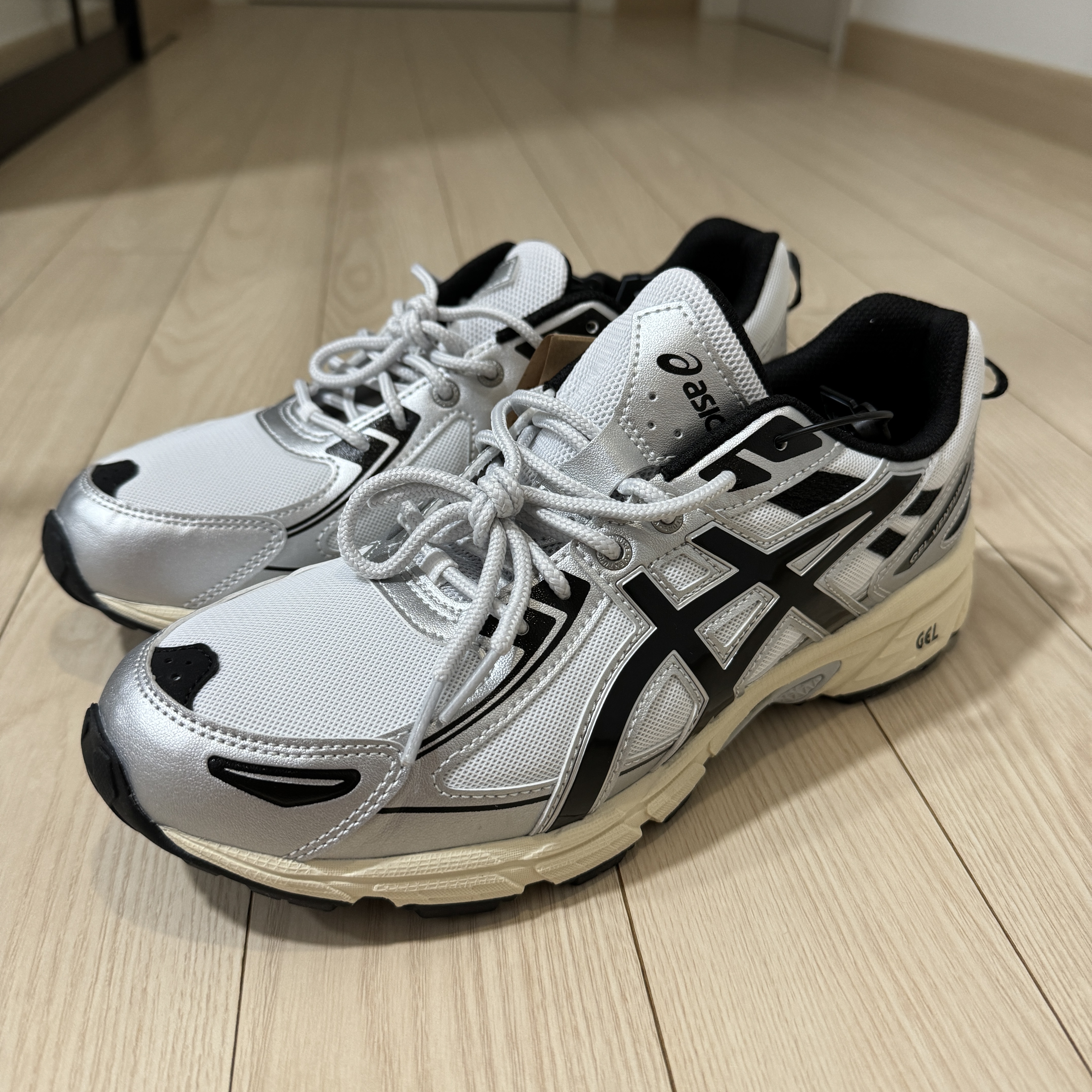 Asics Gel-Venture 6 White Black 착용 스타일