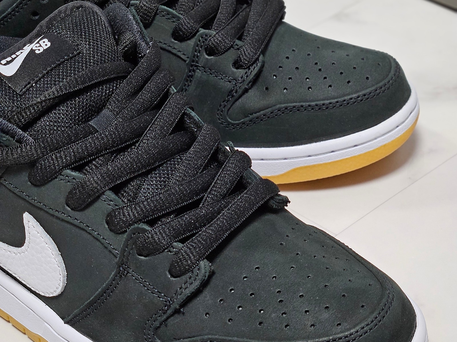 Nike SB Dunk Low Pro Black White 착용 스타일 - 7