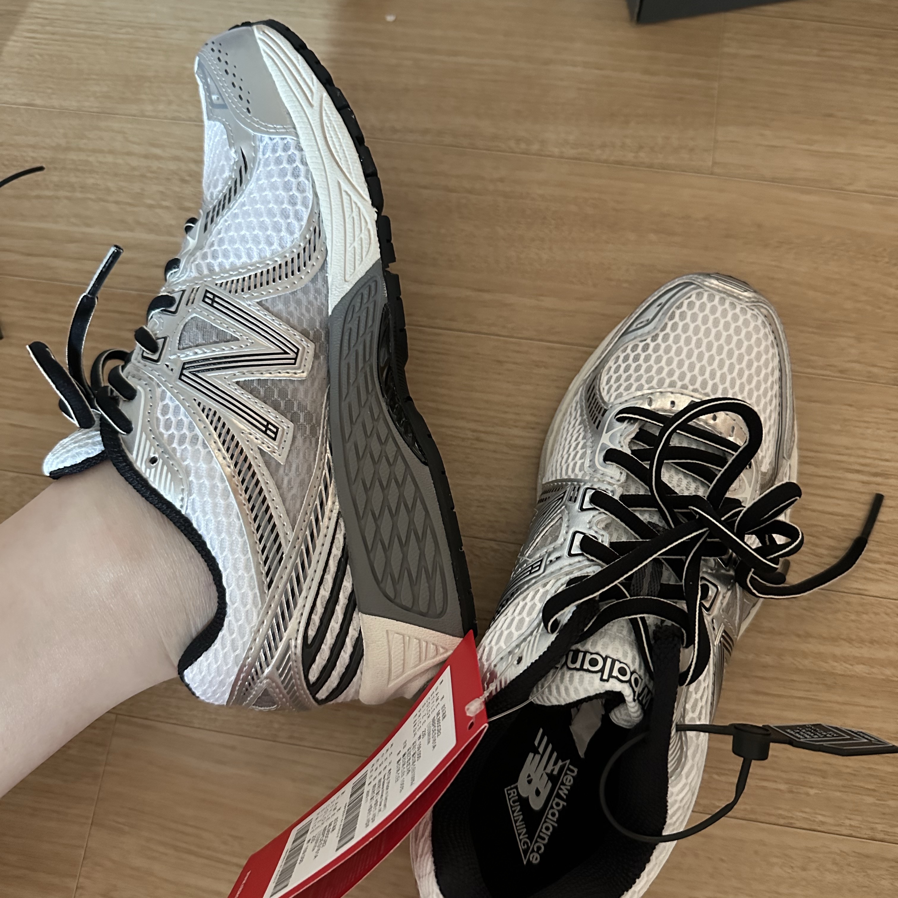 New Balance 860v2 Optic White 착용 스타일