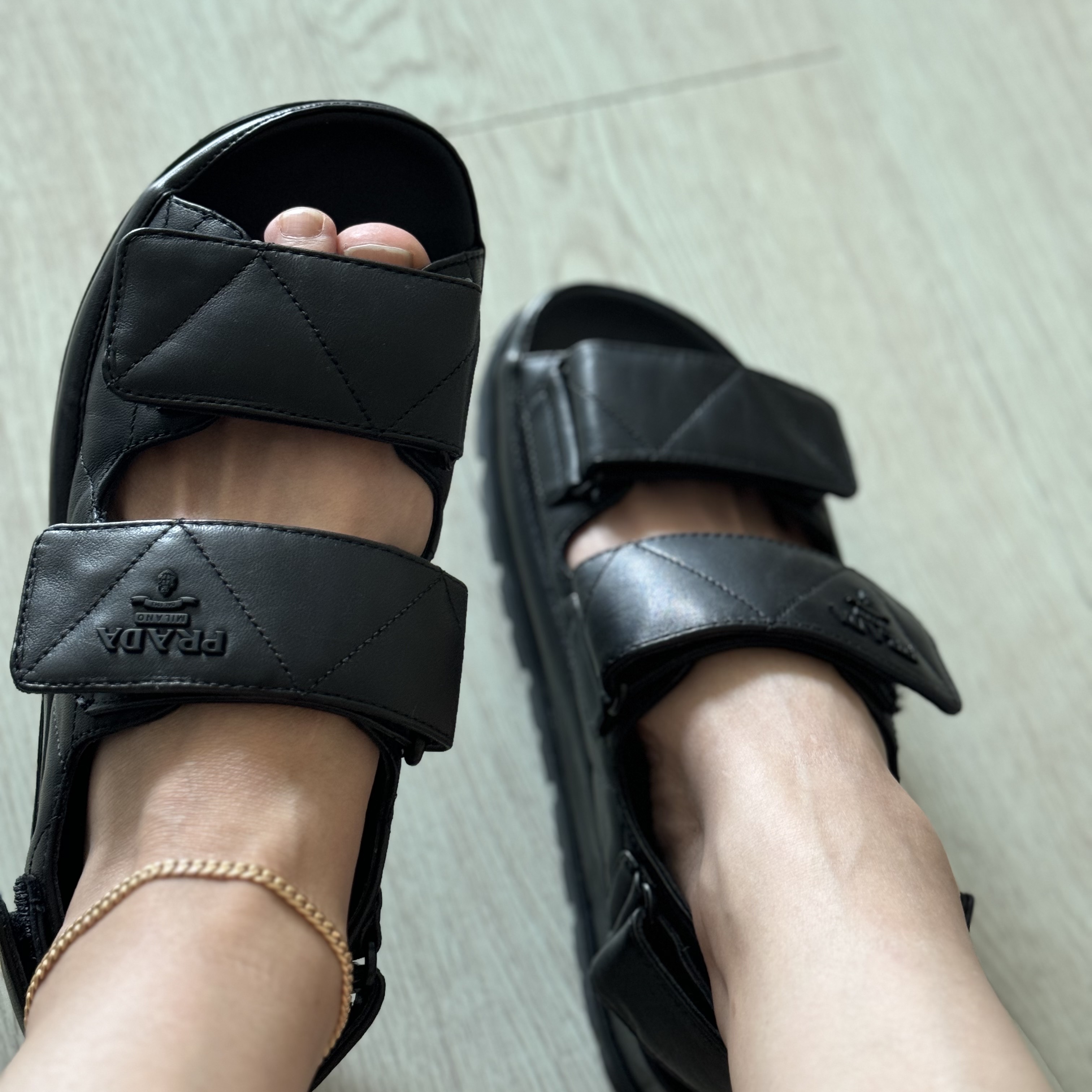 (W) Prada Quilted Nappa Leather Sandal Black, (W) Maison Kitsune Fox Head Patch Classic T-Shirt Black 착용 스타일 - 3