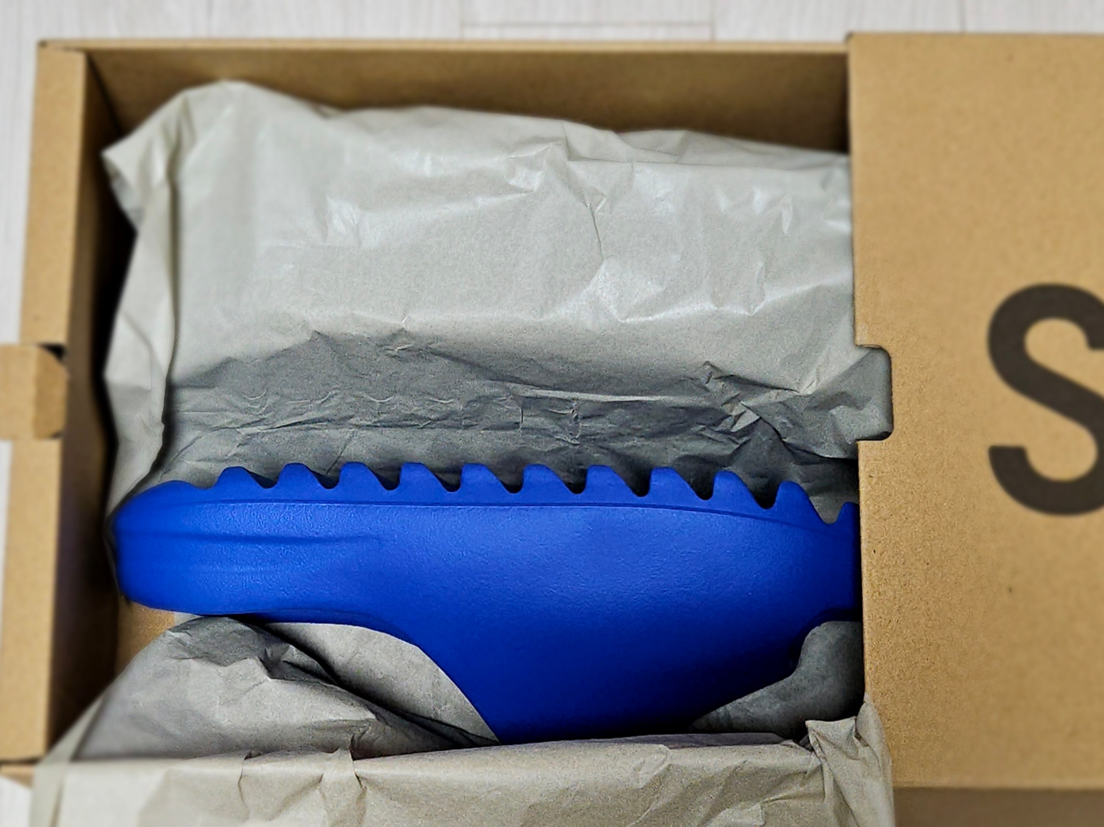 Adidas Yeezy Slide Azure 착용 스타일