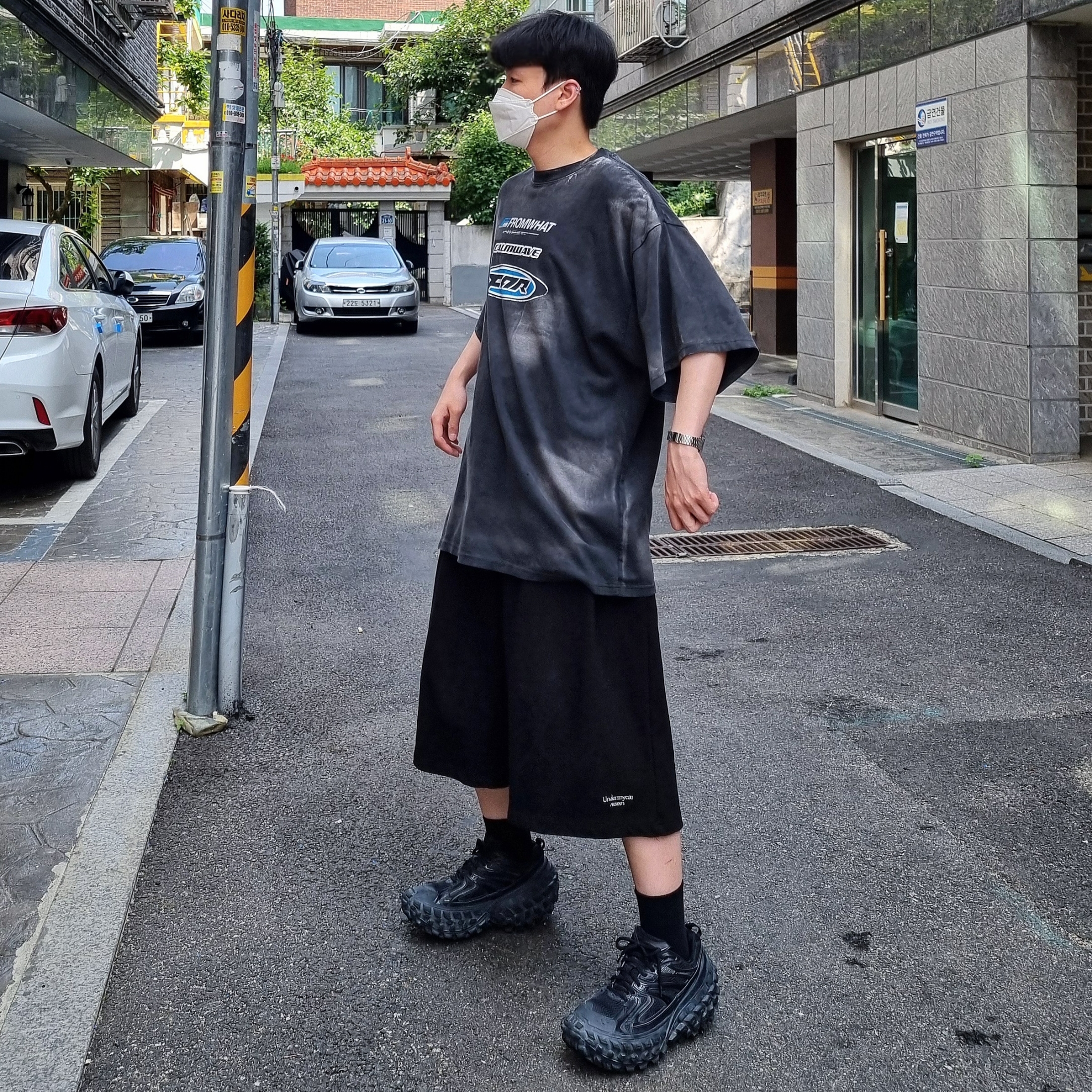 Undermycar Mu.16 Anti Fxxking Logo Play Oversized One Tuck Sweat Shorts Black, Balenciaga Defender Sneakers Black 착용 스타일