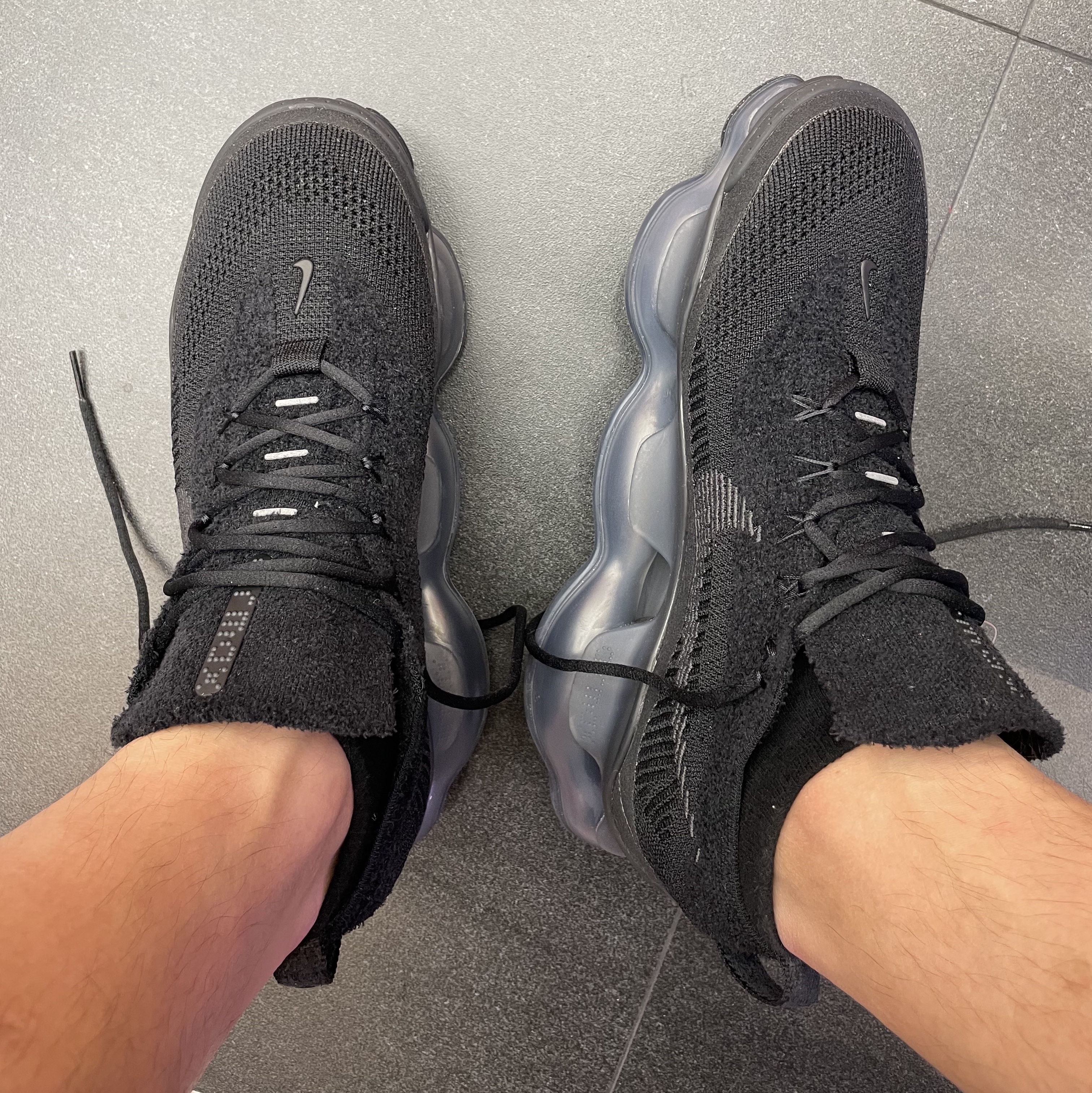Nike Air Max Scorpion Flyknit Black Anthracite 착용 스타일 - 2