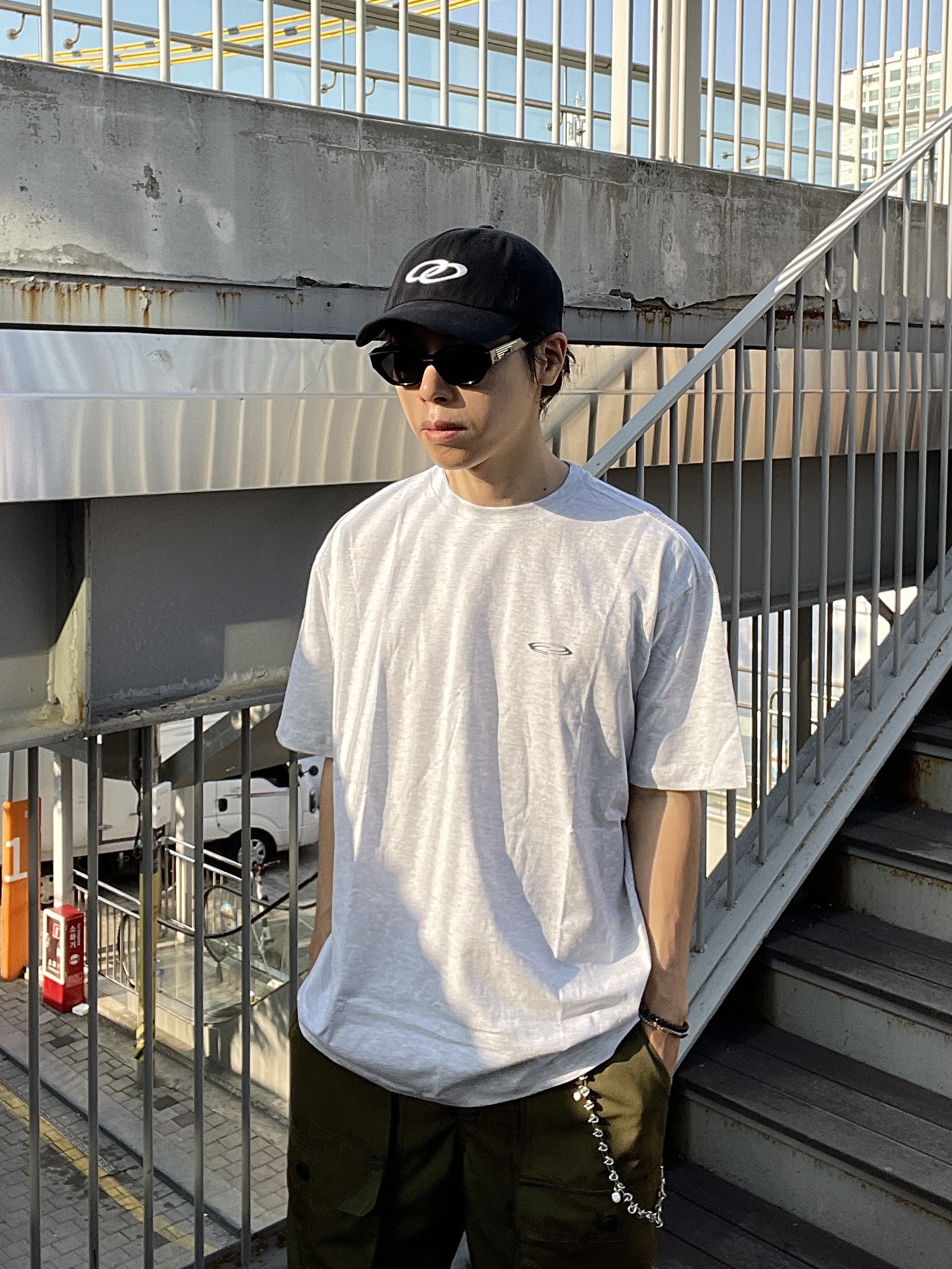 Oofos x Undercover Clog Black 착용 스타일 - 3