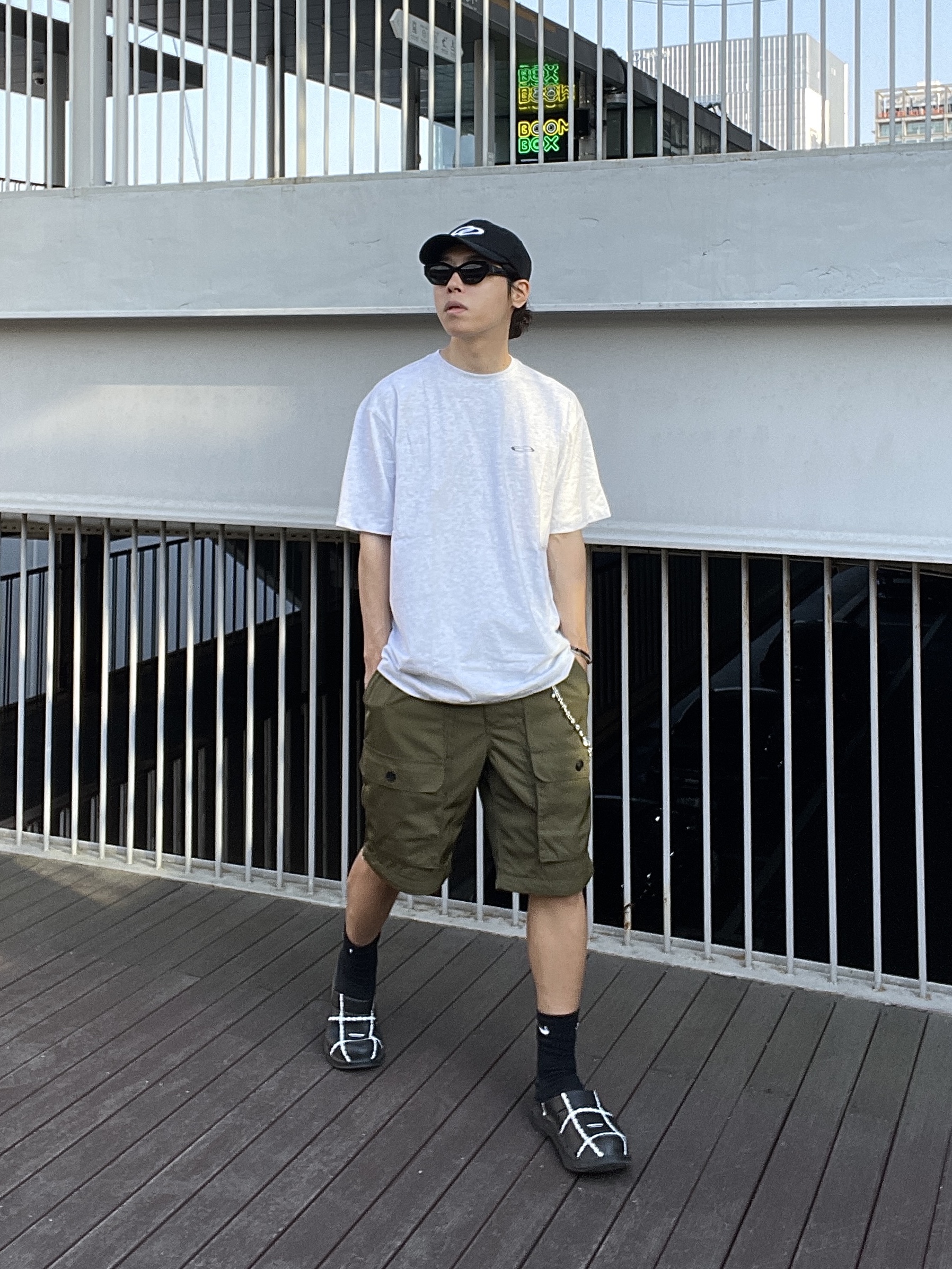 Oofos x Undercover Clog Black 착용 스타일 - 2