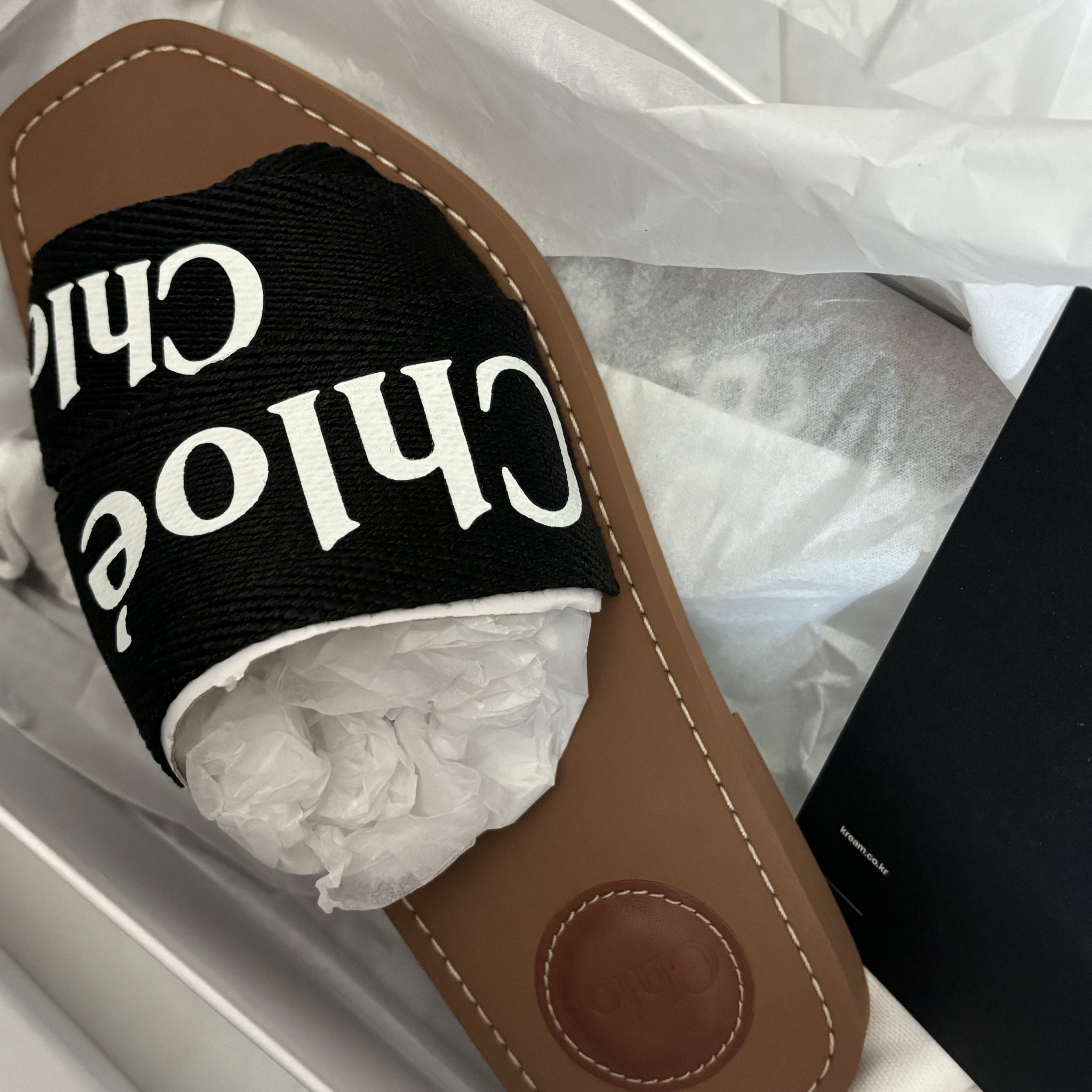 (W) Chloe Woody Flat Mule Black 착용 스타일