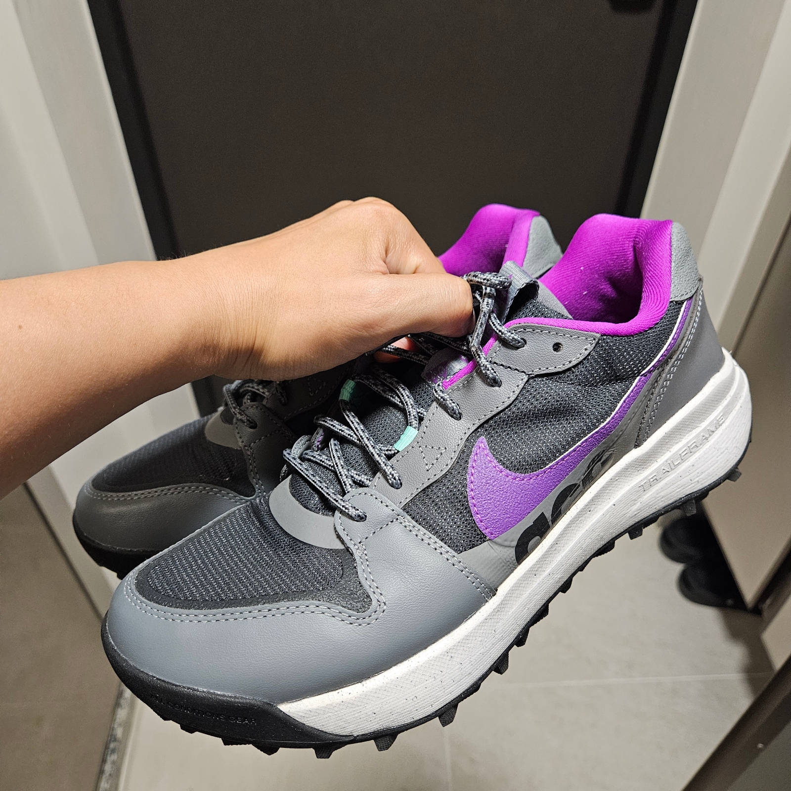 Nike ACG Lowcate Smoke Grey Vivid Purple 착용 스타일