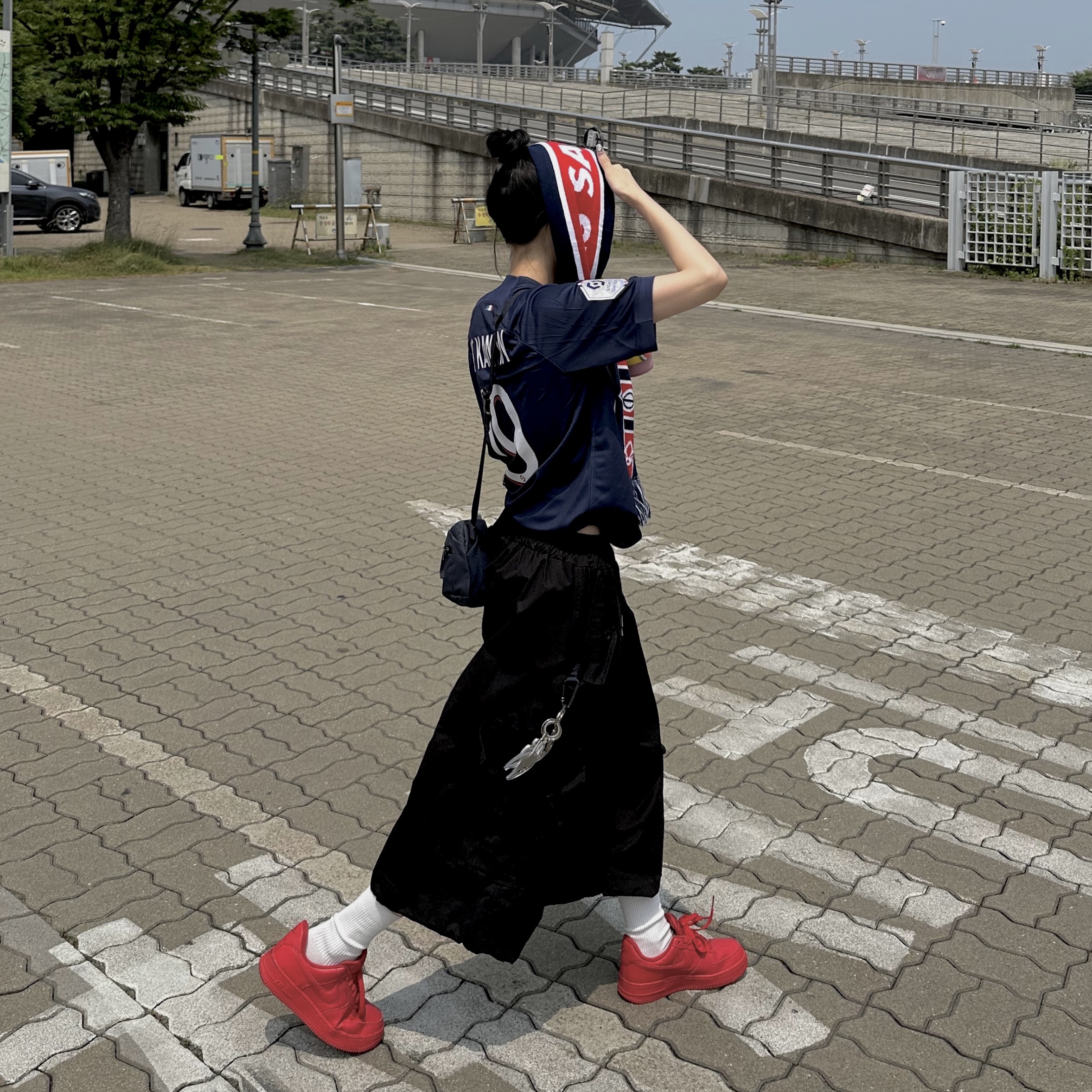Nike Air Force 1 '07 LV8 Low 1 Triple Red, Arc'teryx Mantis 1 Waistpack Black Sapphire 착용 스타일 - 1