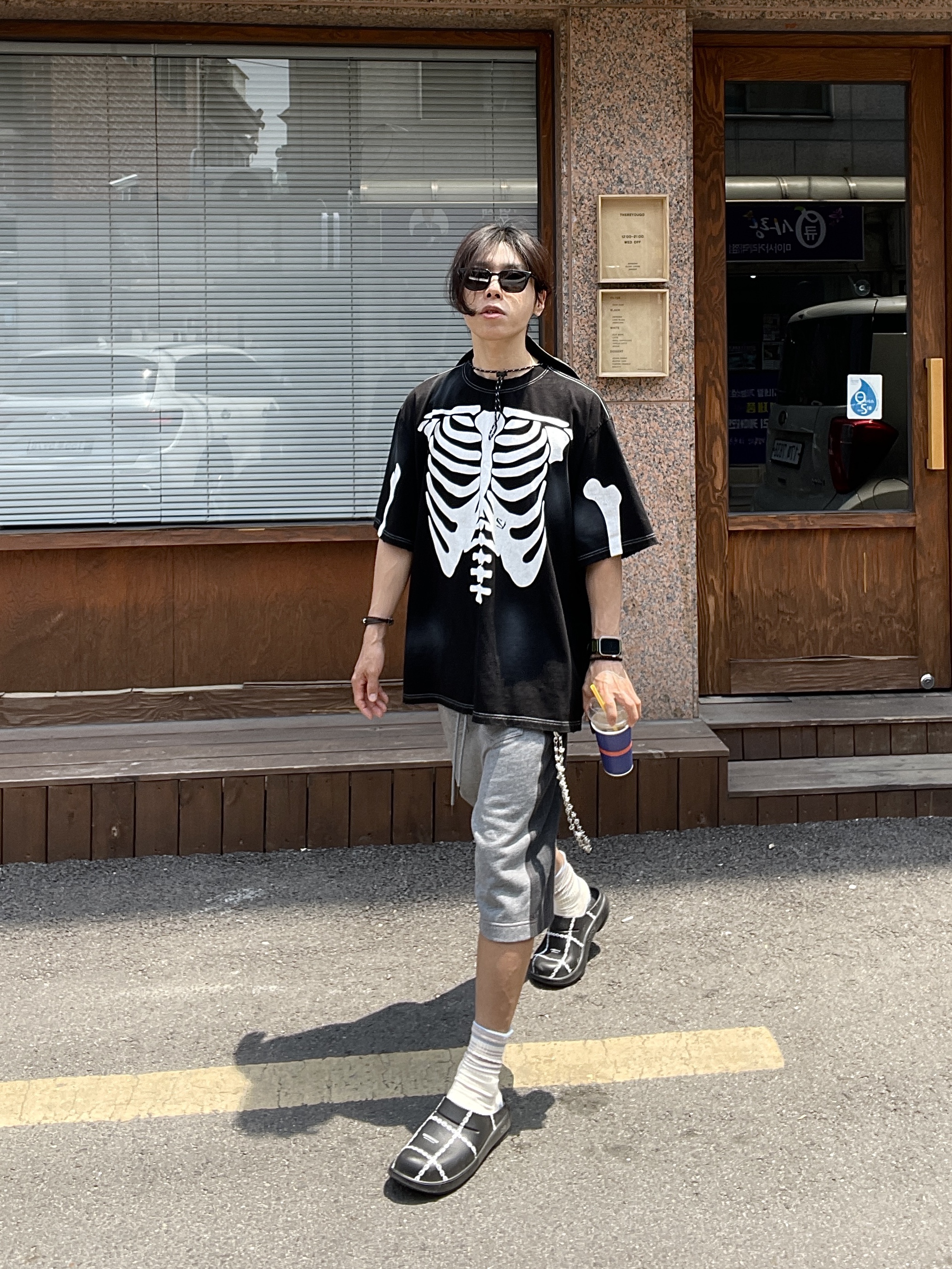 Gentle Monster x Maison Margiela MM007 Black Black, Oofos x Undercover Clog Black 착용 스타일 - 1