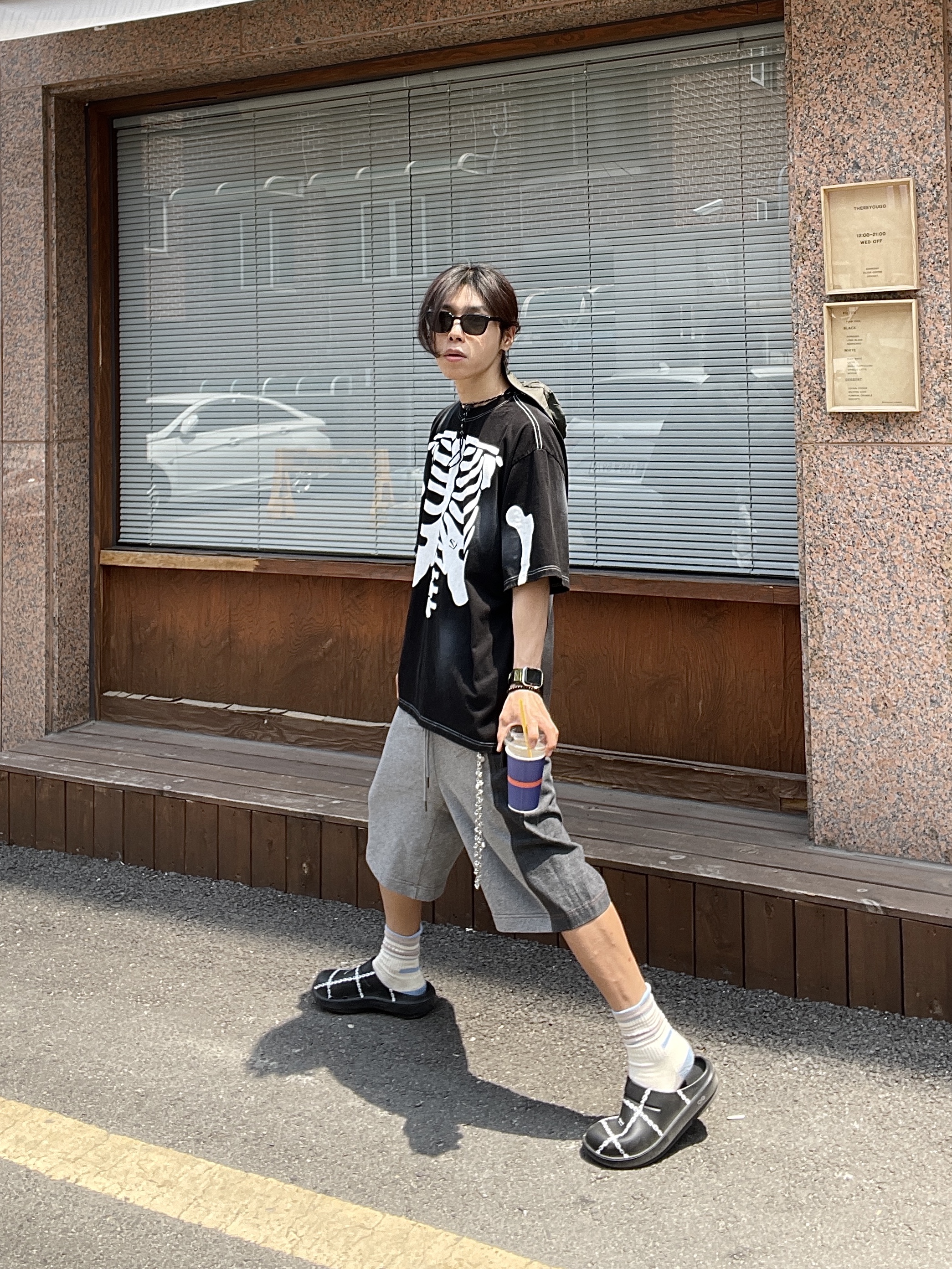 Gentle Monster x Maison Margiela MM007 Black Black, Oofos x Undercover Clog Black 착용 스타일 - 5