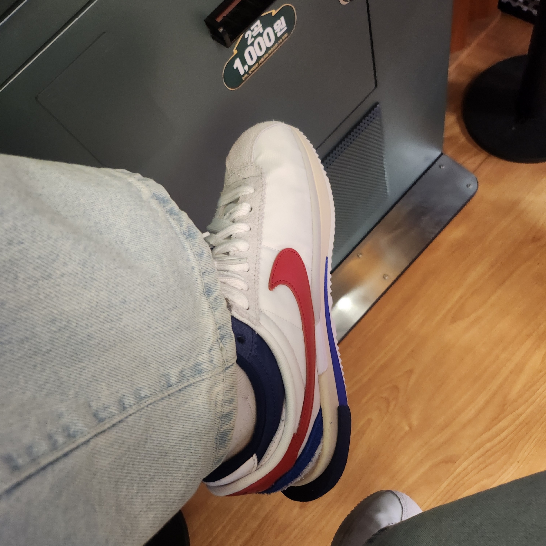 Nike x Sacai Zoom Cortez SP White and University Red 착용 스타일 - 1