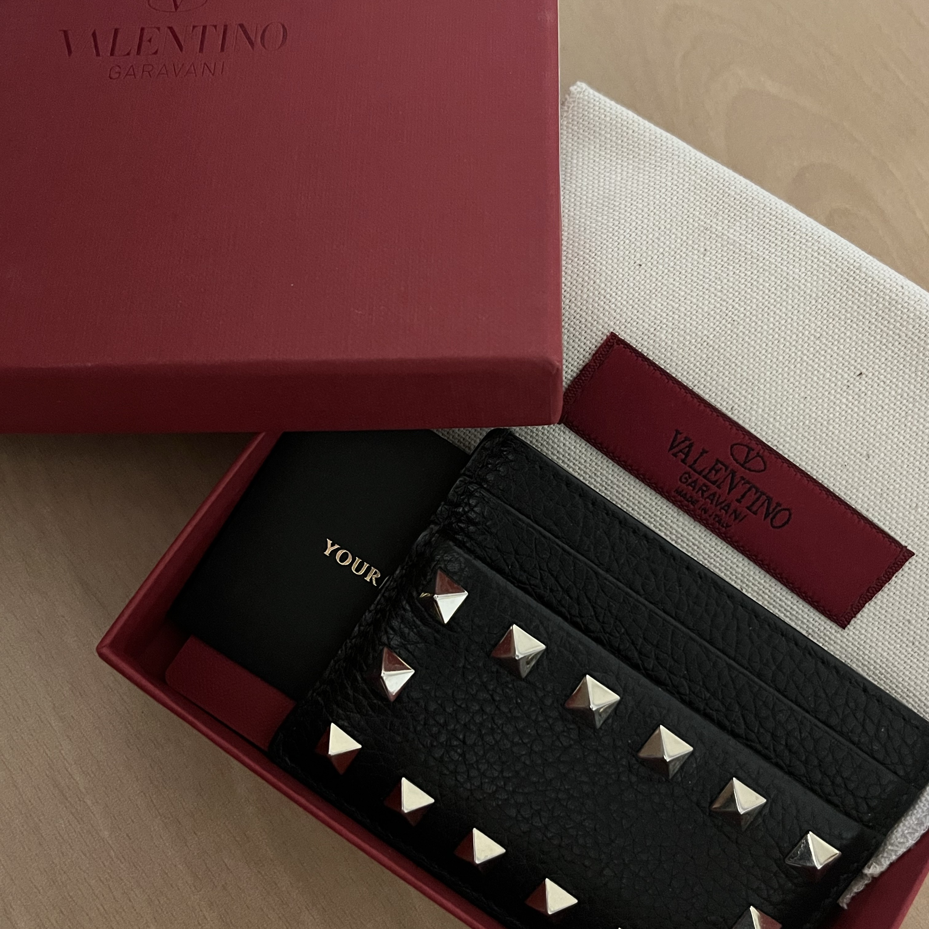 Valentino Rockstud Grainy Calfskin Card Holder Black 착용 스타일