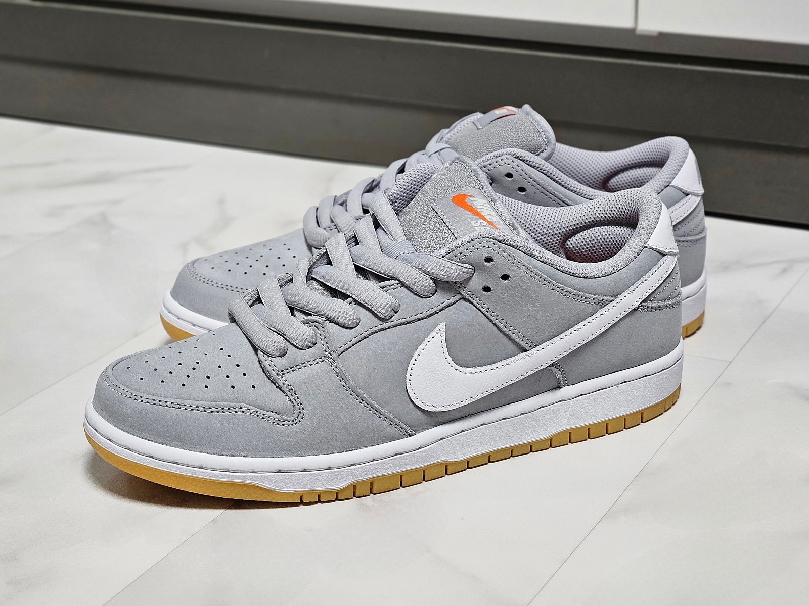 Nike Dunk Low Pro SB Wolf Grey White 착용 스타일 - 4