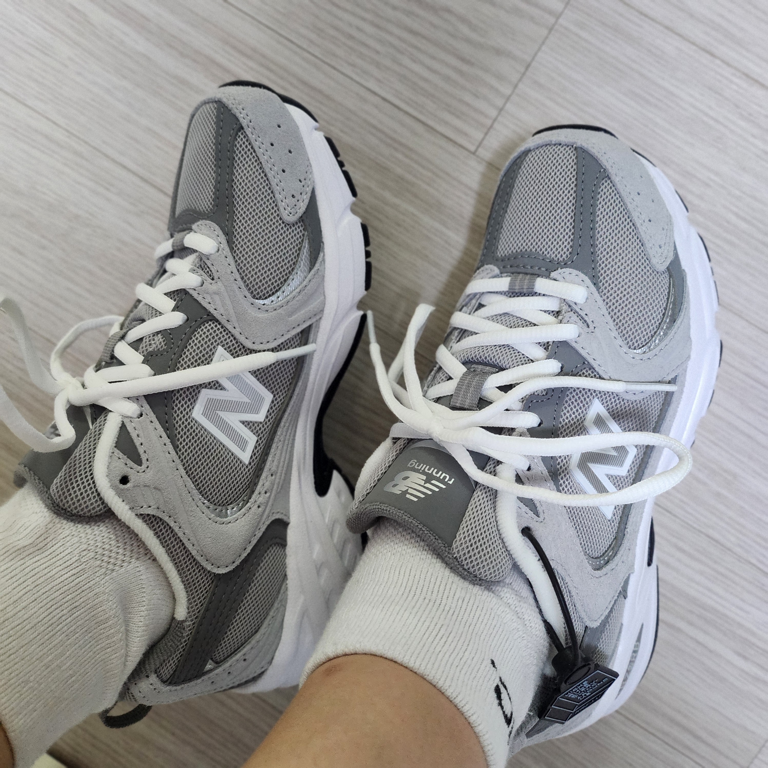 New Balance 530 Grey 착용 스타일