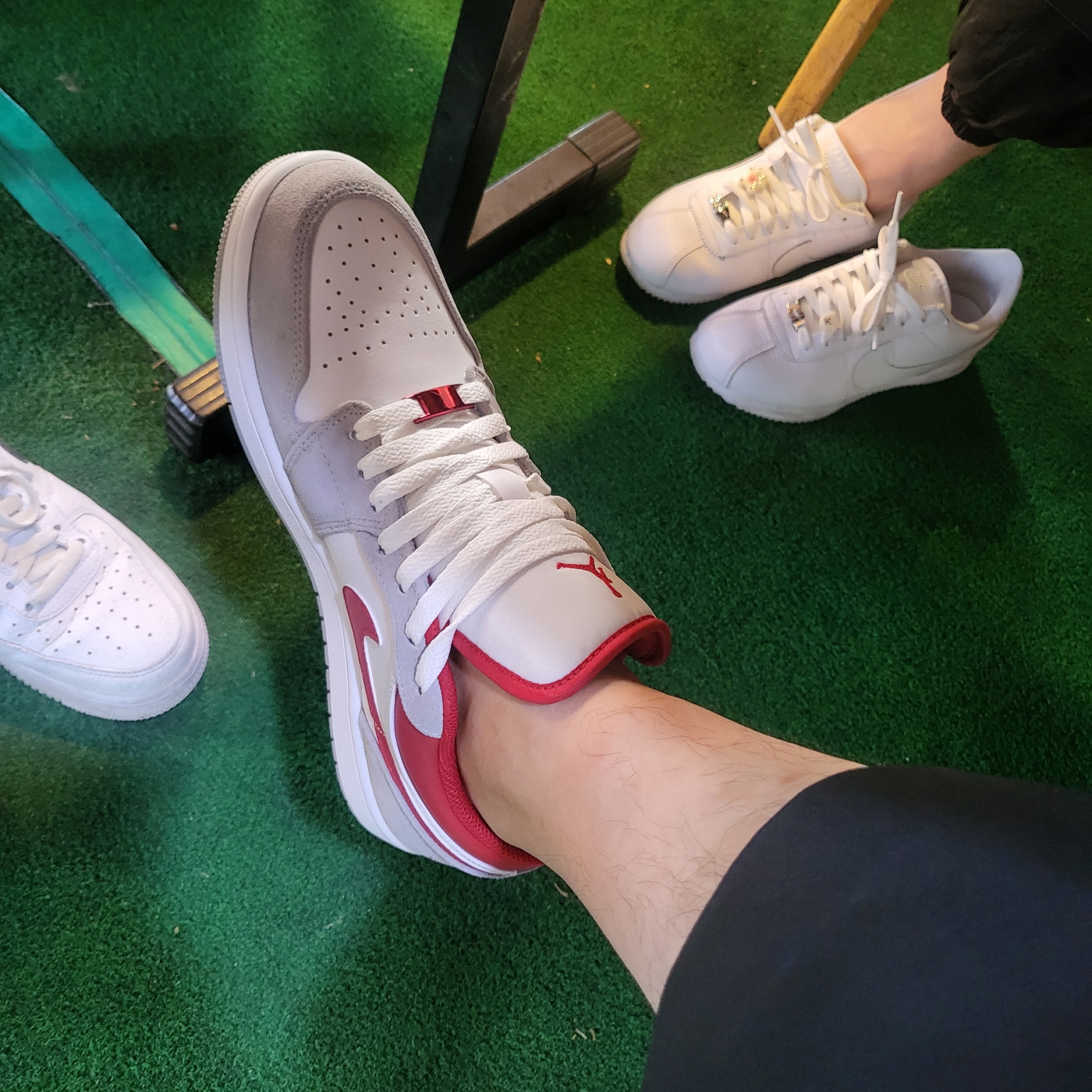 Jordan 1 Low SE Light Smoke Grey Gym Red 착용 스타일