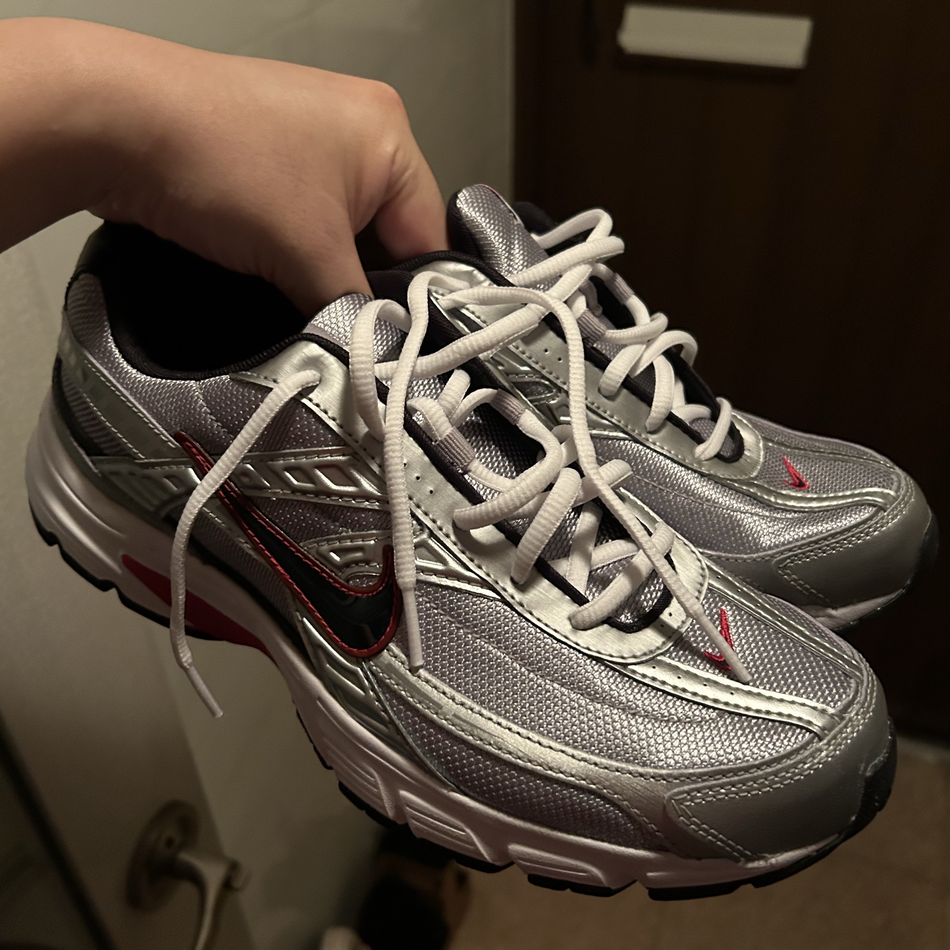Nike Initiator Metallic Silver Black 착용 스타일