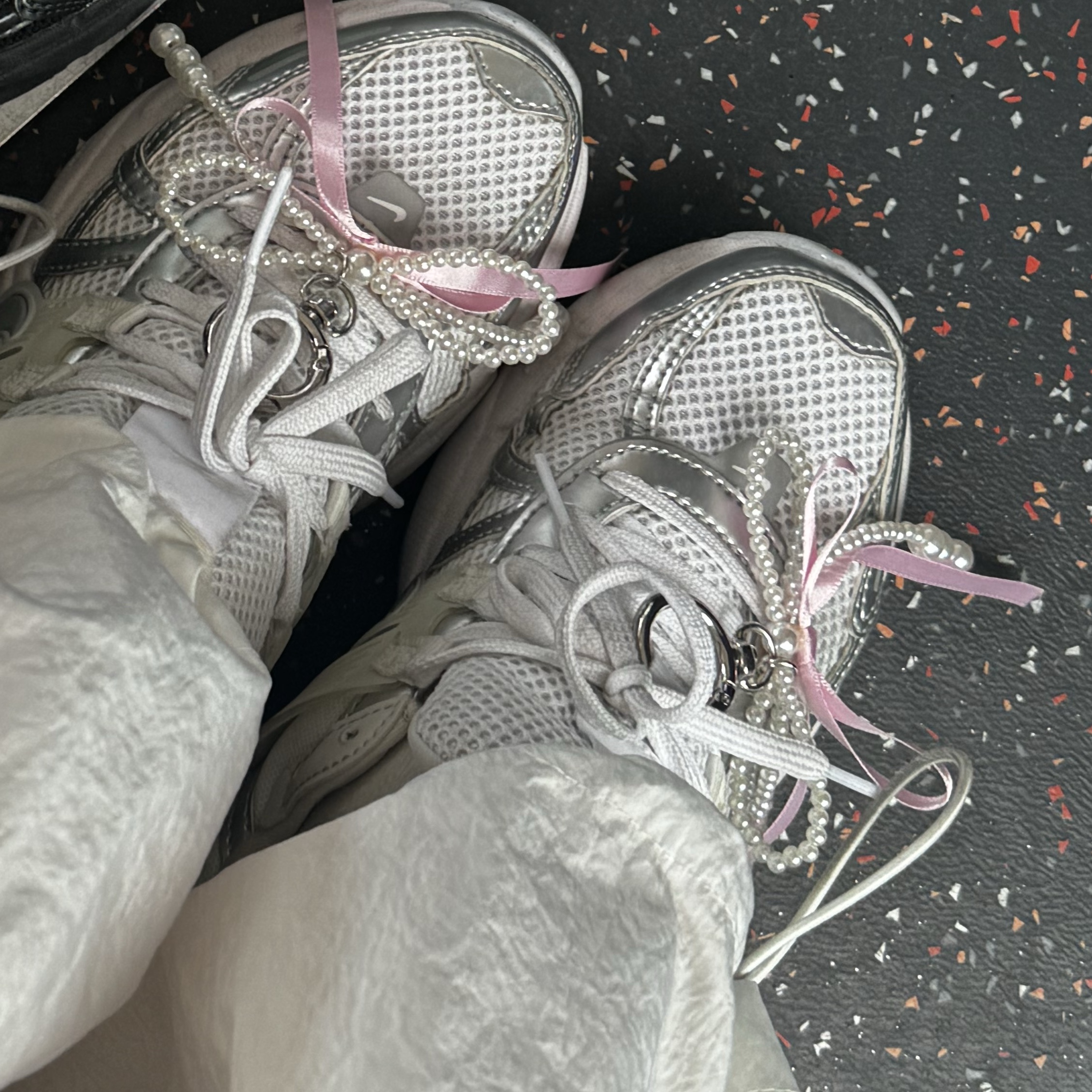 Nike V2K Run Metallic Silver White 착용 스타일