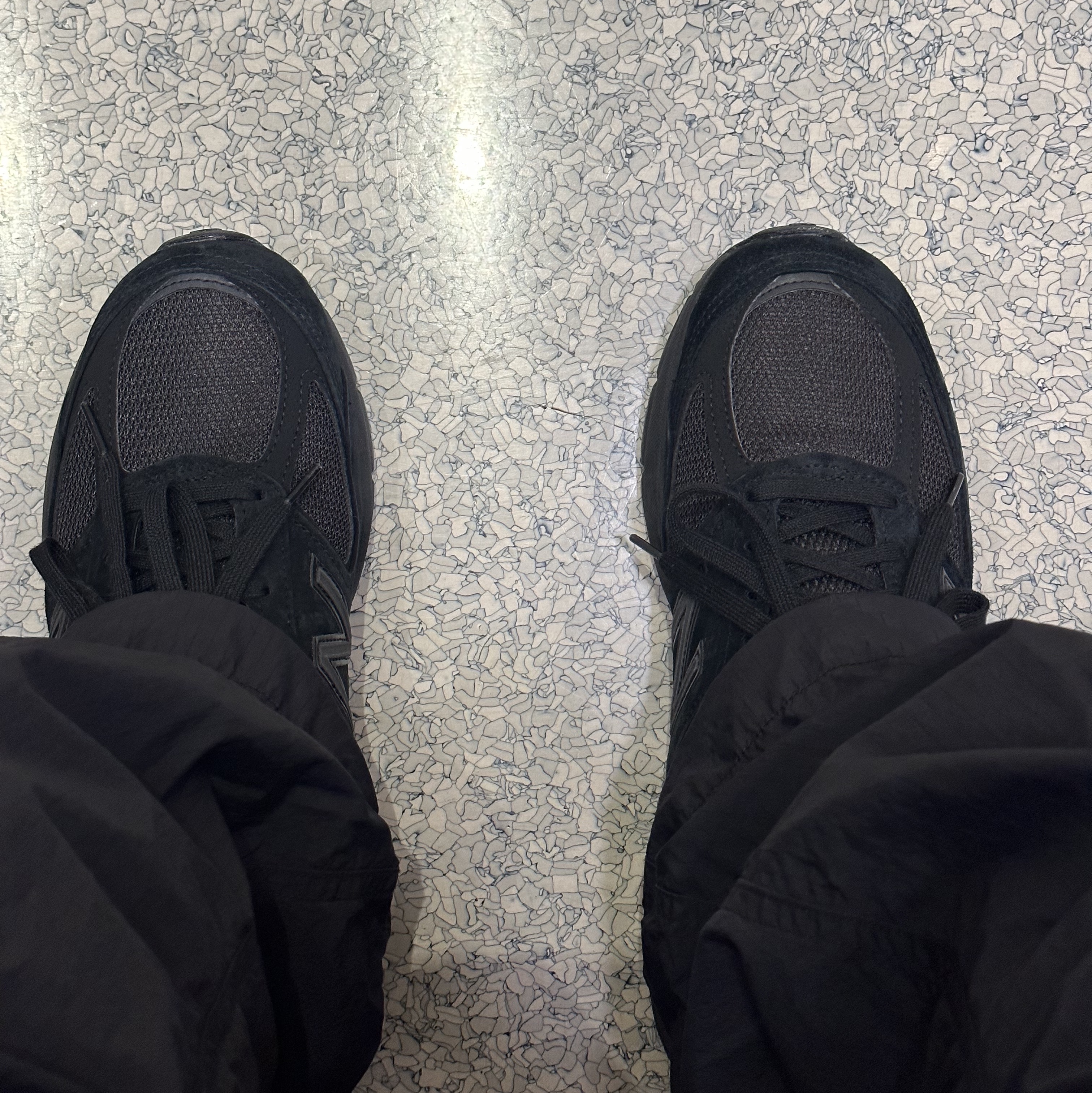 New Balance 990v5 Made in USA Triple Black - D Standard 착용 스타일 - 1