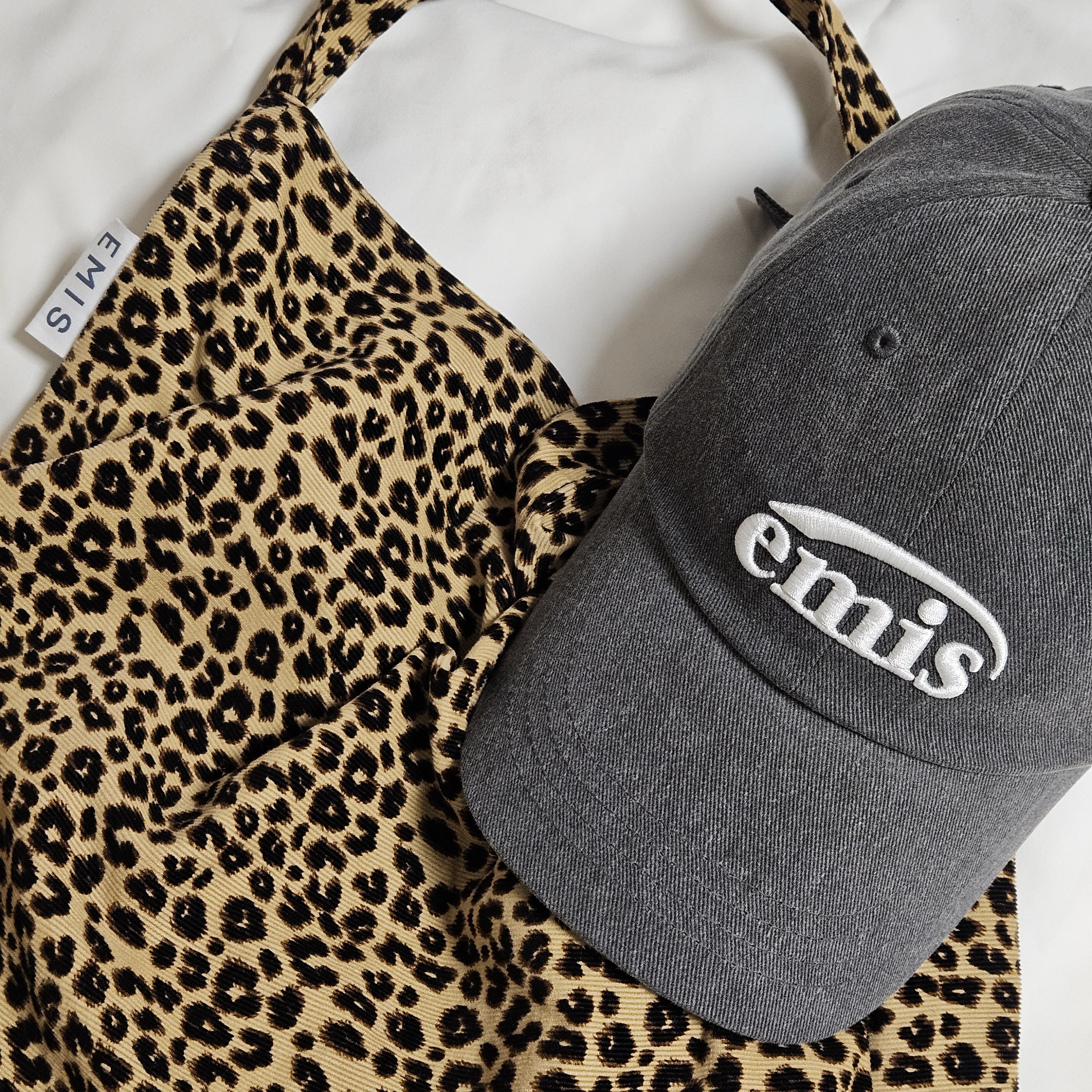 Emis Leopard Corduroy Eco Bag Beige, Emis New Logo Pigment Ball Cap Black 착용 스타일