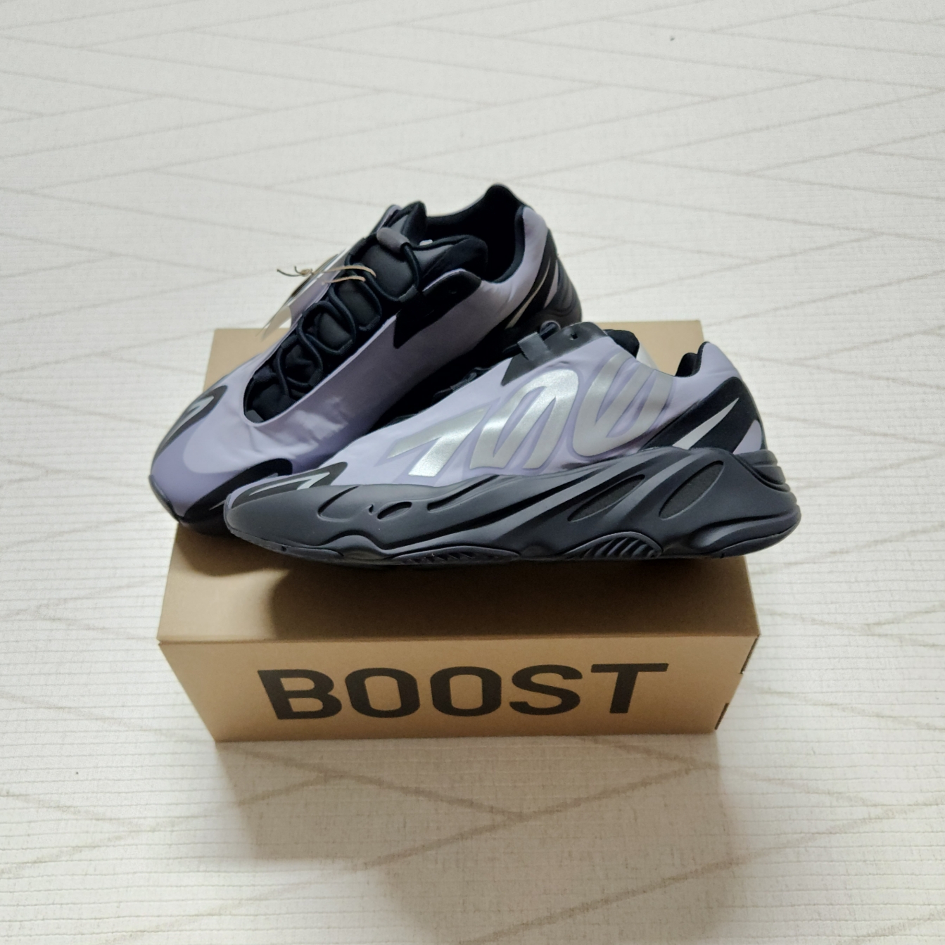 Adidas Yeezy Boost 700 MNVN Geode 착용 스타일 - 2
