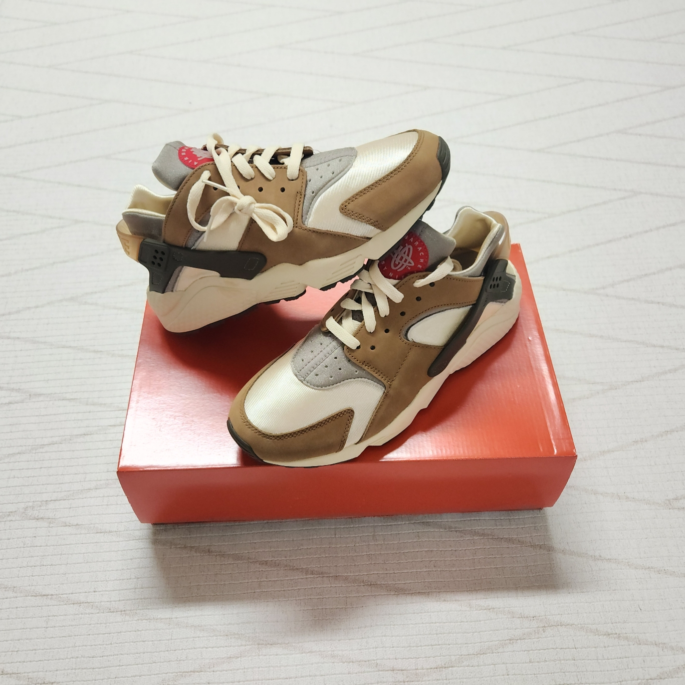 Nike x Stussy Air Huarache LE Desert Oak 착용 스타일 - 3
