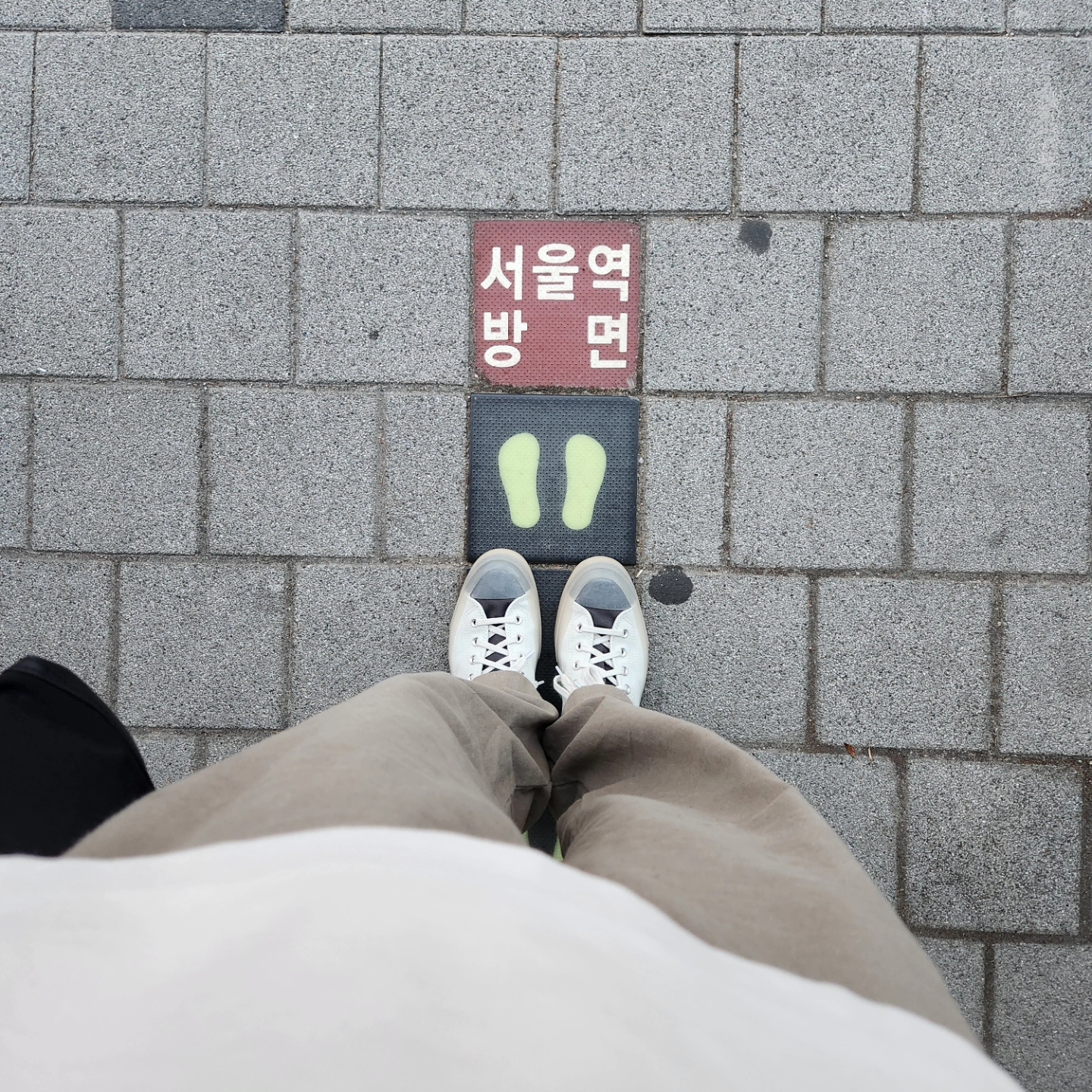 Converse x A-Cold-Wall Chuck 70 Hi Silver Birch 착용 스타일 - 2