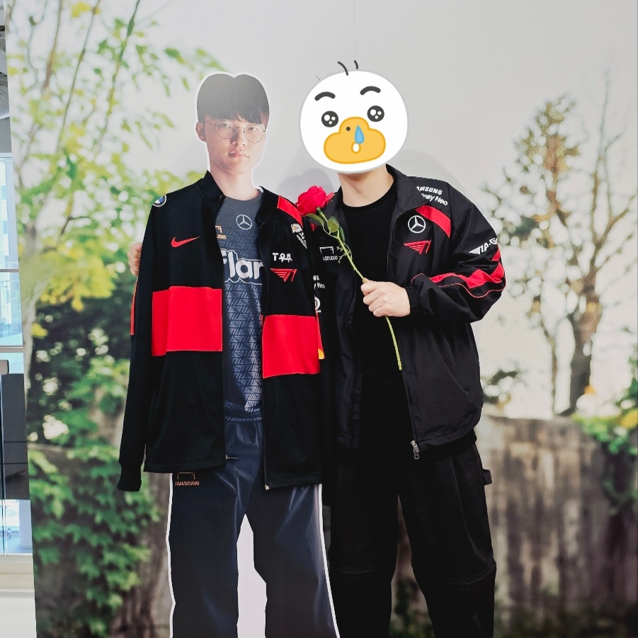 T1 2024 Spring LCK Uniform Jacket Black (Non Marking Ver.) 착용 스타일 - 4