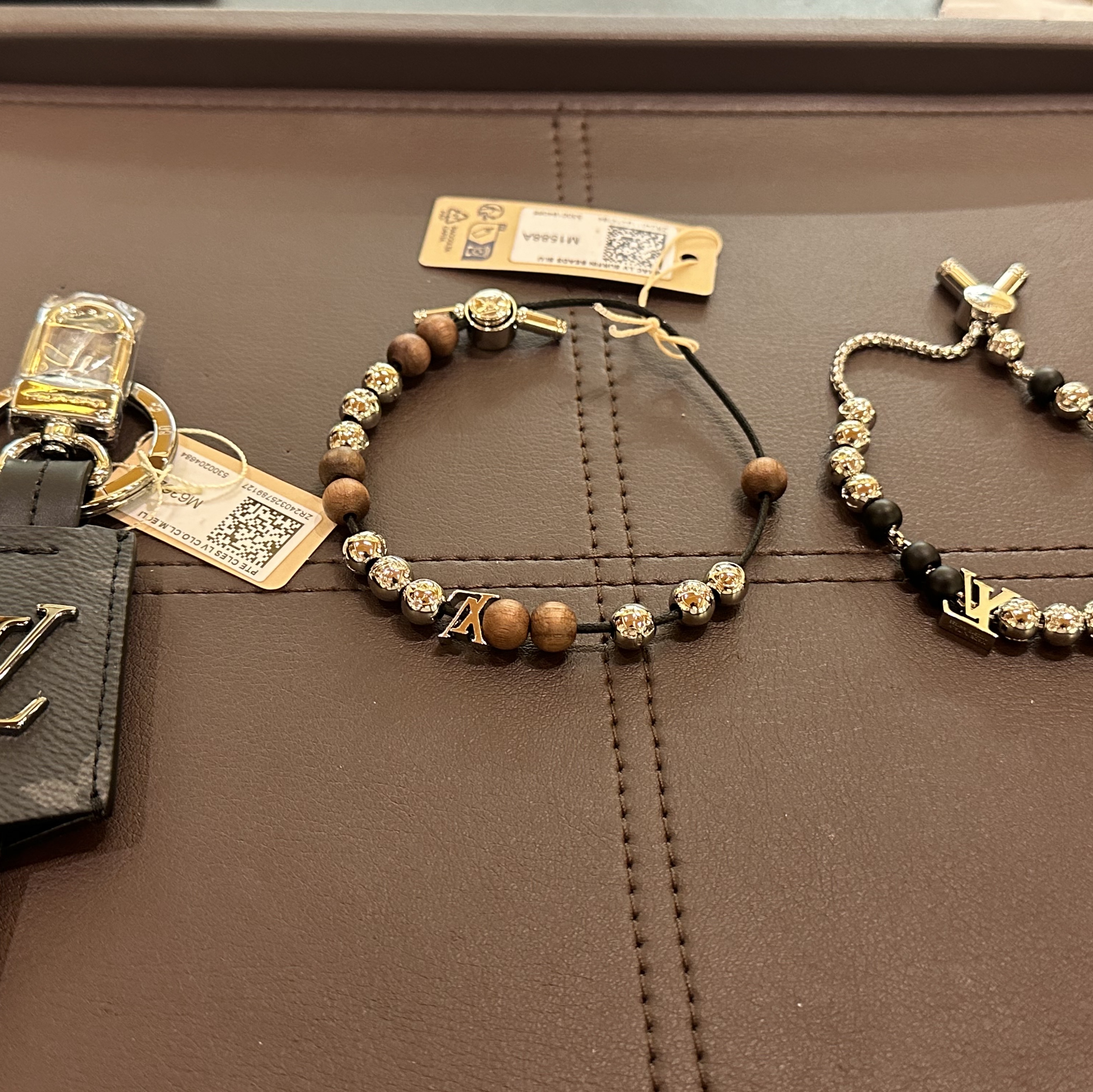 Louis Vuitton LV Cloches Cles Bag Charm and Key Holder Monogram Eclipse, Louis Vuitton LV Surfin Beads Bracelet Silver 착용 스타일 - 1