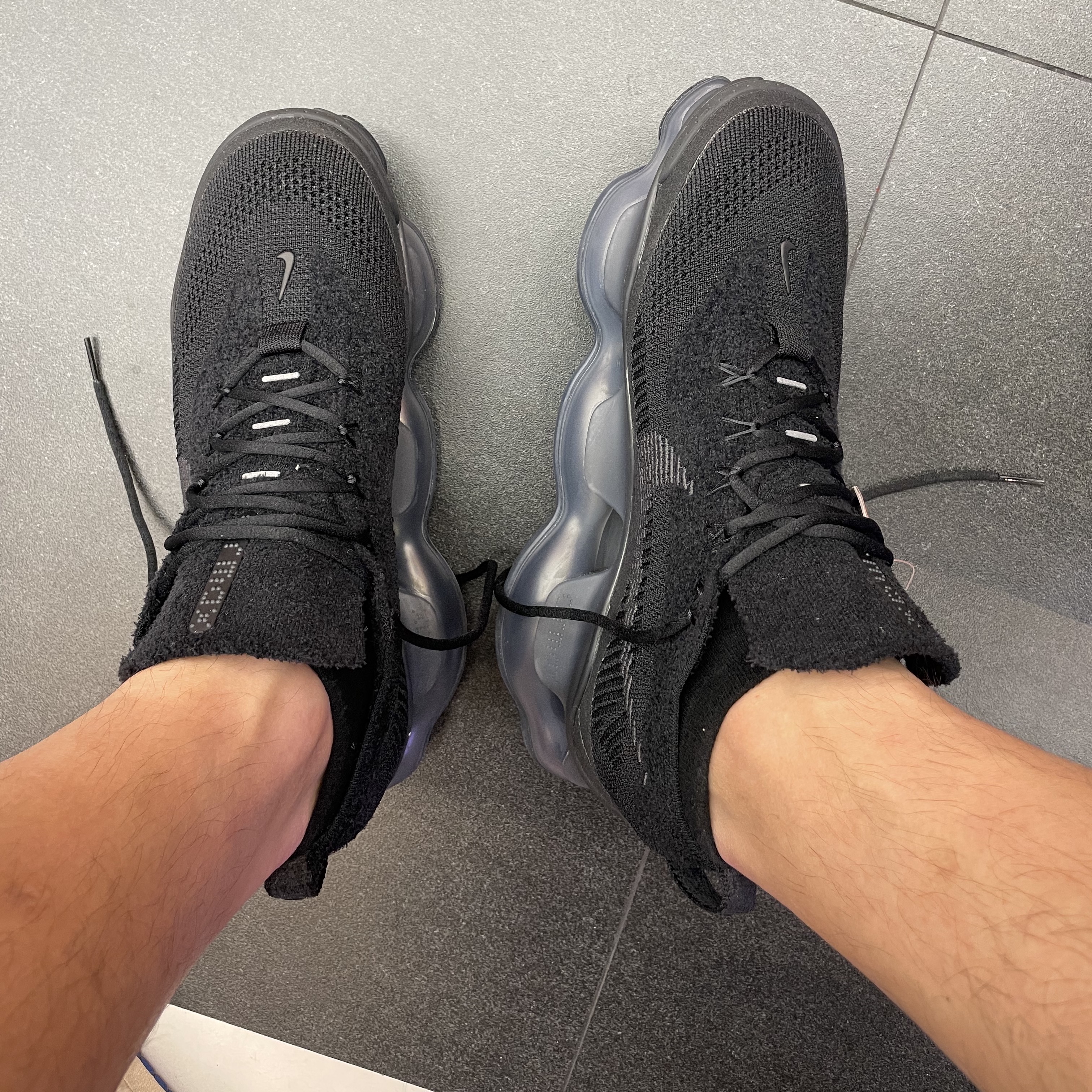 Nike Air Max Scorpion Flyknit Black Anthracite 착용 스타일 - 1