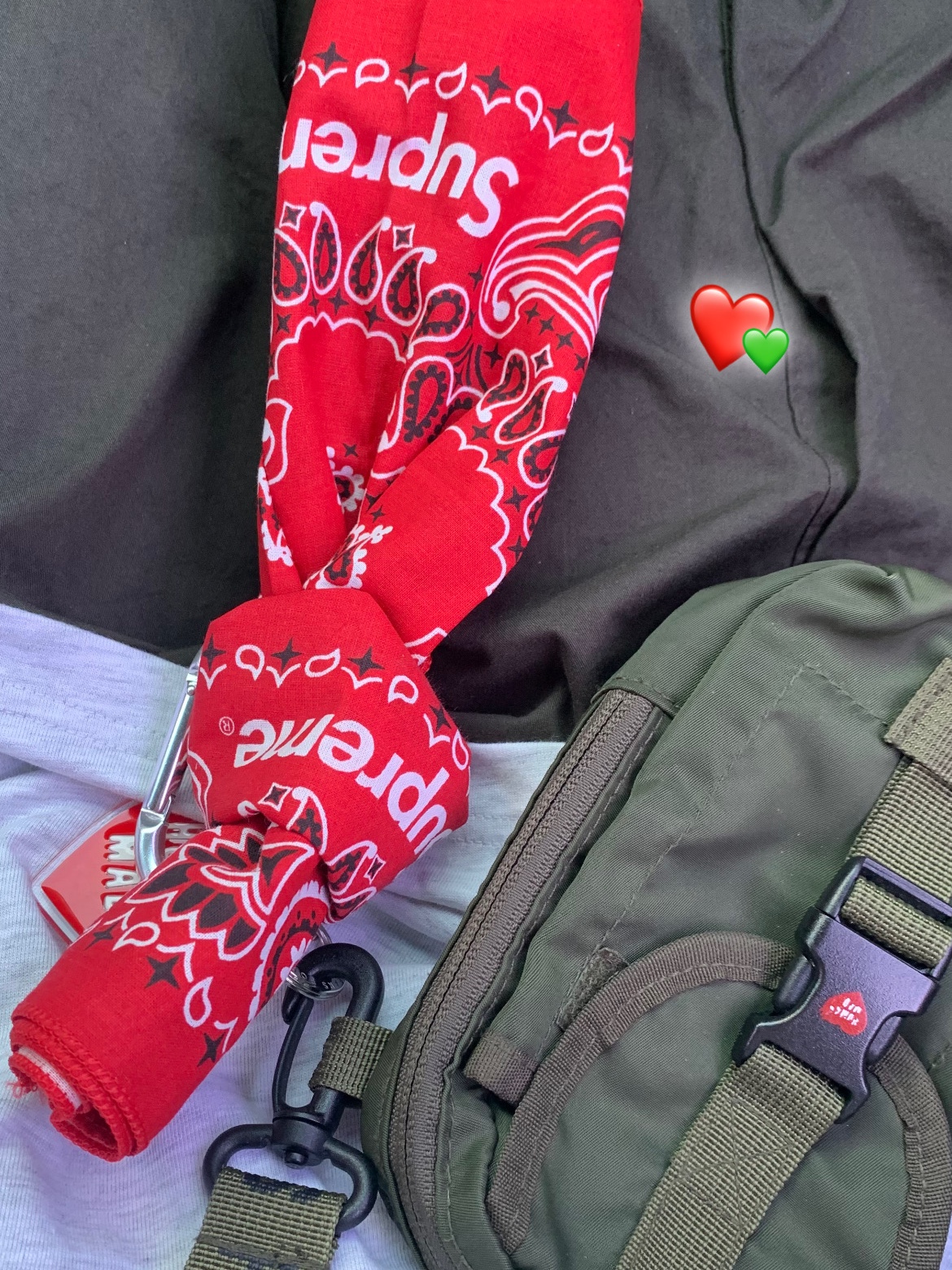 Supreme Hav-A-Hank Bandanas Multicolor (Set of 3) - 24SS, Human Made Heart Keyring Red 착용 스타일