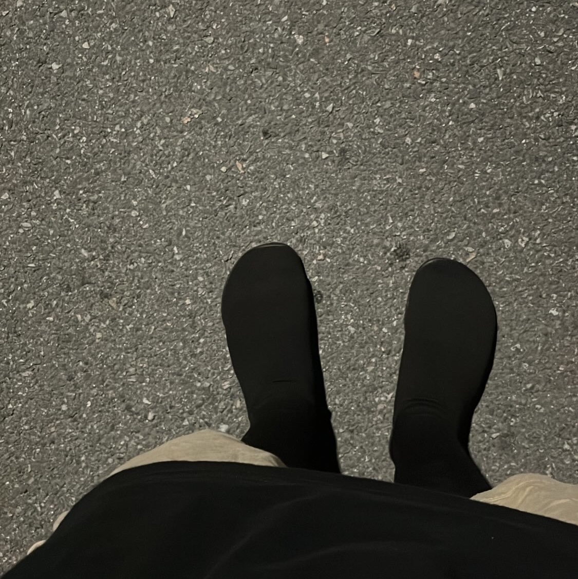 Yeezy YZY Pods Black 착용 스타일 - 1