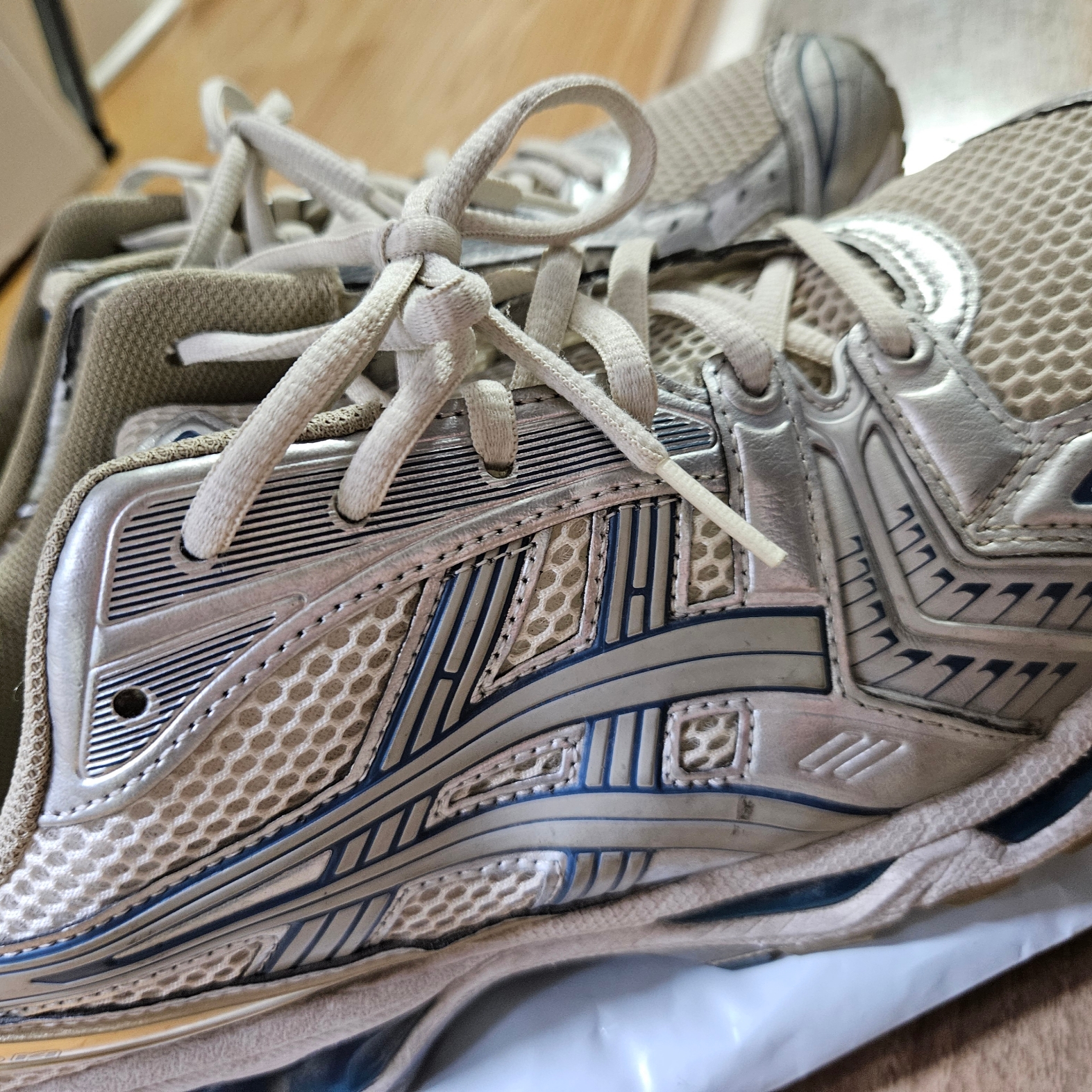 Asics Gel-Kayano 14 Cream Pure Silver 착용 스타일