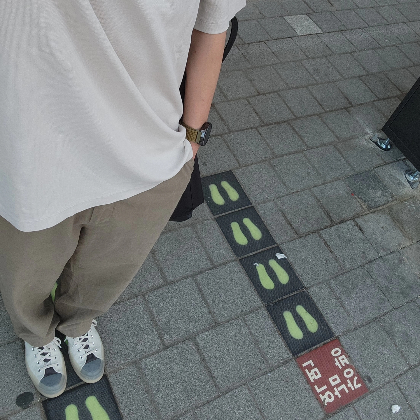 Converse x A-Cold-Wall Chuck 70 Hi Silver Birch 착용 스타일 - 1